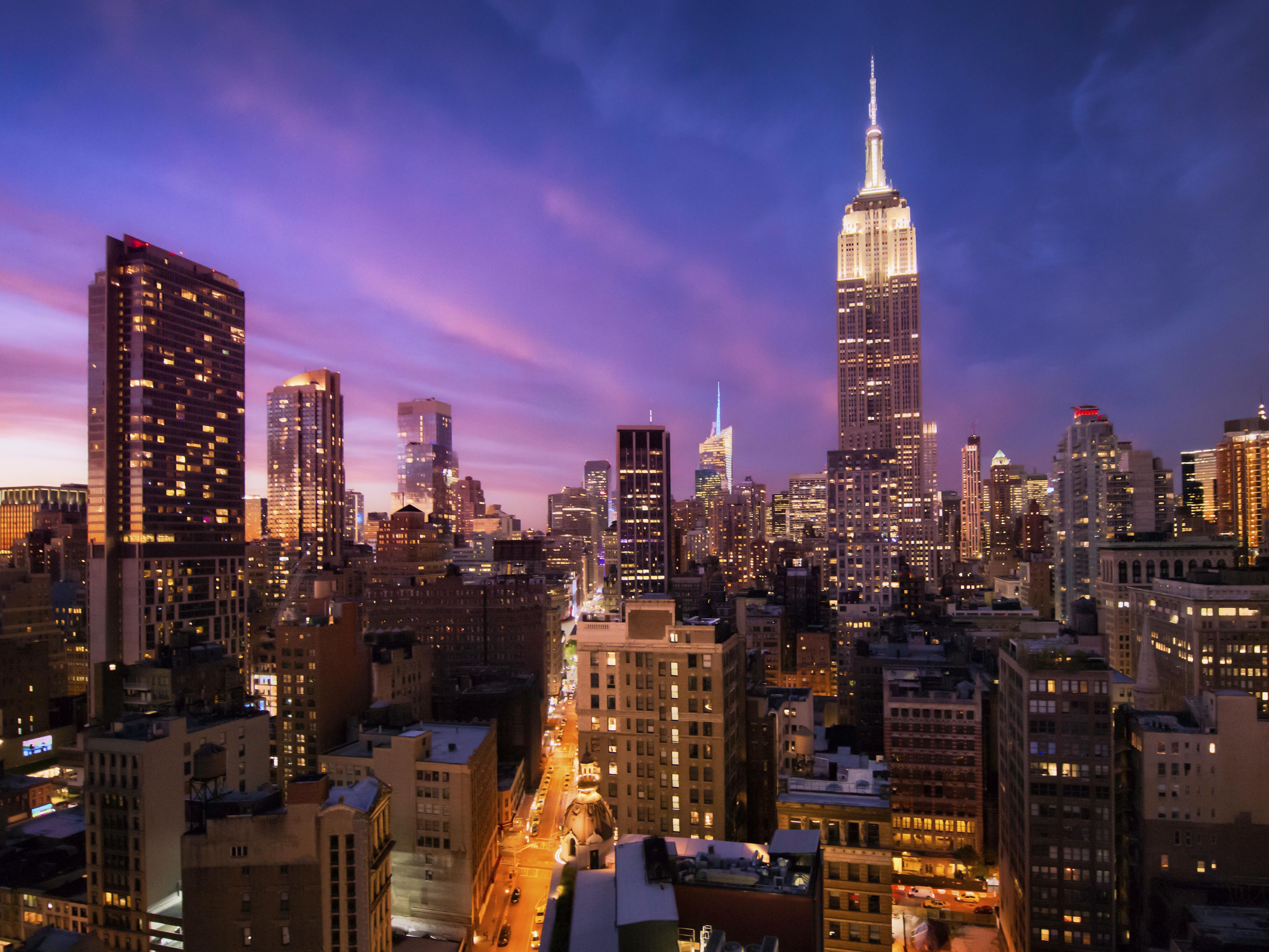 Hotel kami terletak setengah mil dari gedung Empire State. Saat mengunjungi NYC, naiklah ke lantai 86dan nikmati pemandangan kota yang menakjubkan.