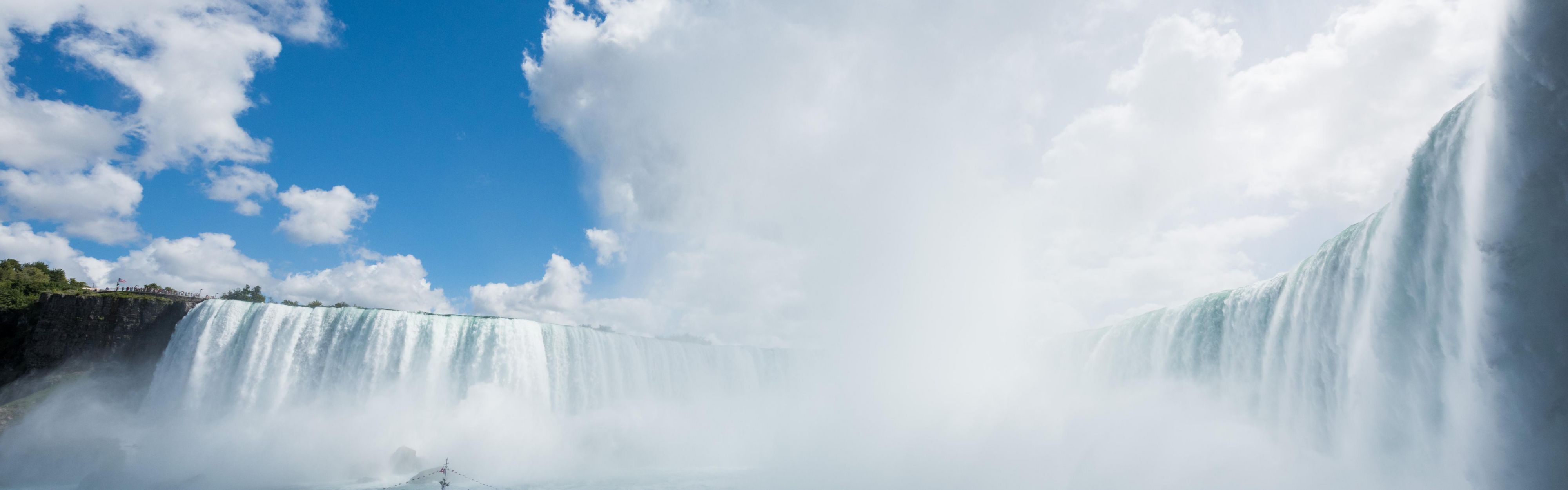 안개를 느끼며 나이아가라 폭포의 아름다움을 느껴보세요.