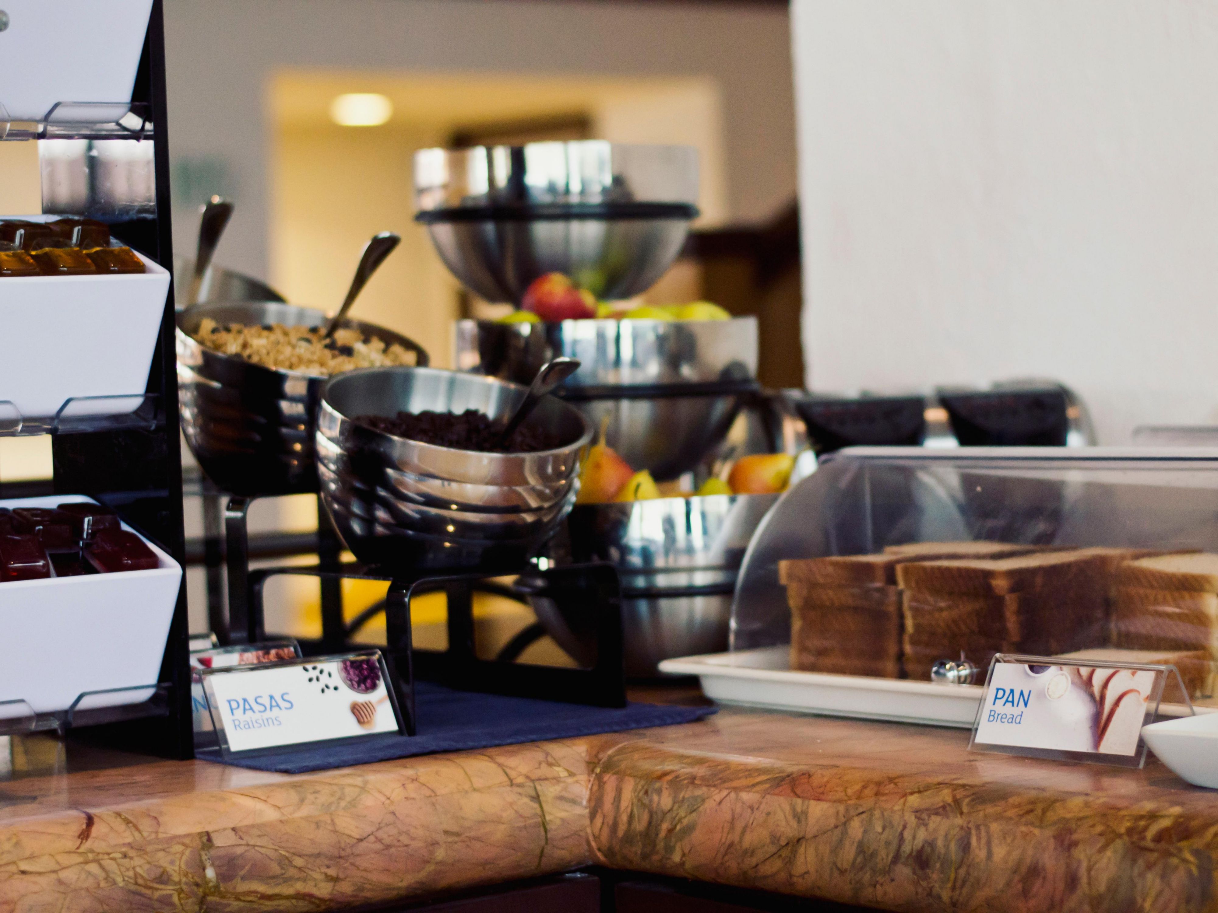 Recharge your energy in the morning with our free Express Start Breakfast, with grab ‘n’ go options and favorites such as fruits, juices, cereals, bread, coffee, eggs, chilaquiles and traditional dishes for breakfast every day.