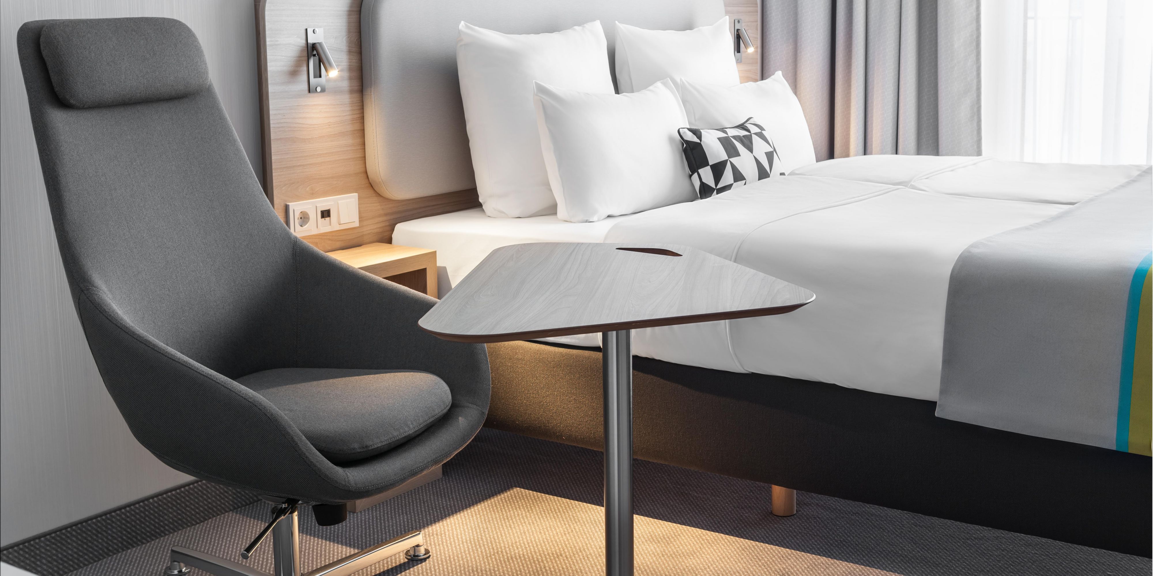 Enjoy your stay in our studios. All rooms have standard Wi-Fi access and individually controlled air conditioning. Coffee and tea-making facilities are provided in your room. USB connections are available.
The additional kitchenette including the washing machine makes it the perfect long-stay experience.