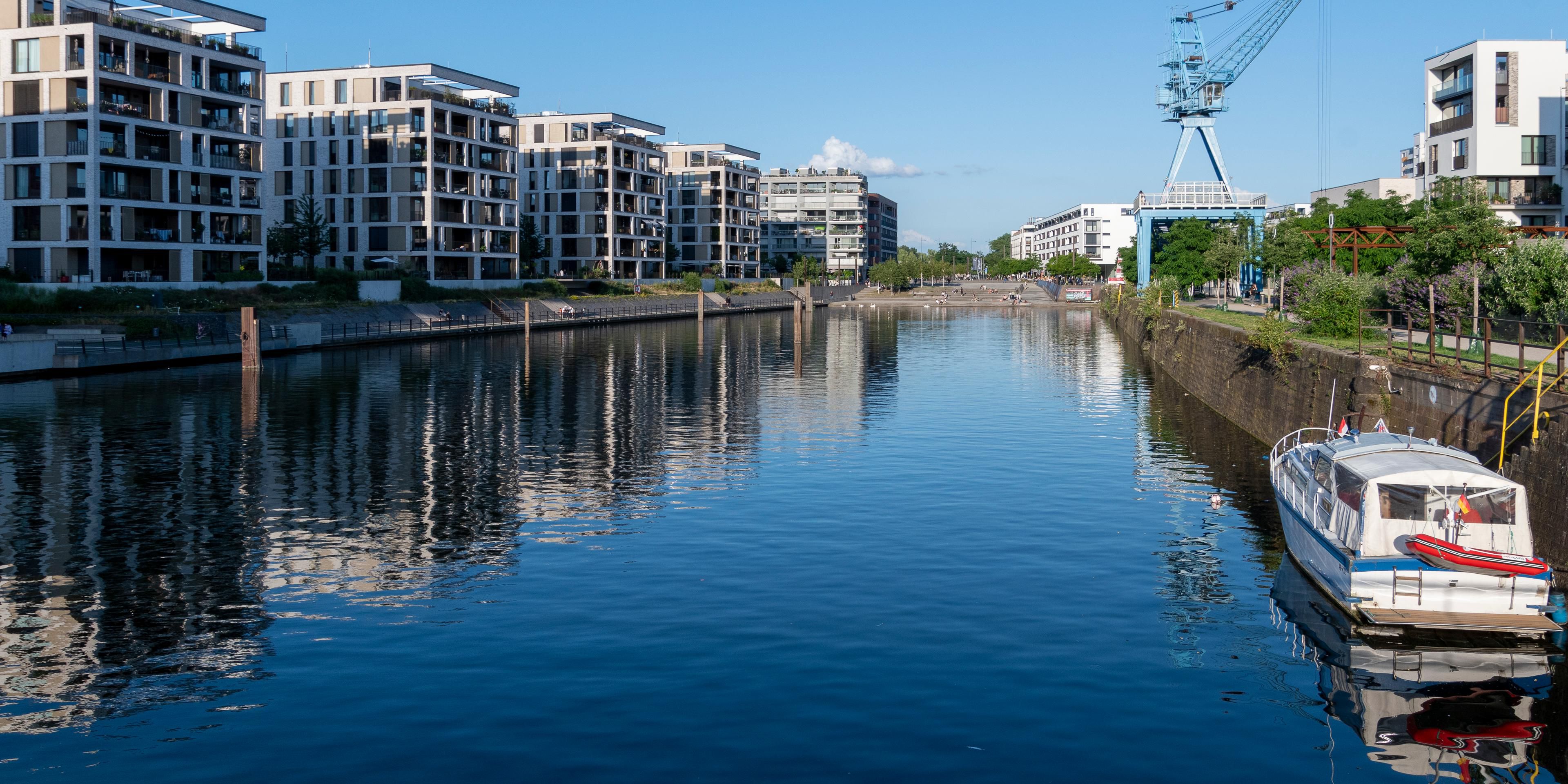 Discover Offenbach from our central located hotel. You can reach the City Centre or the Main within a few minutes walking distance.