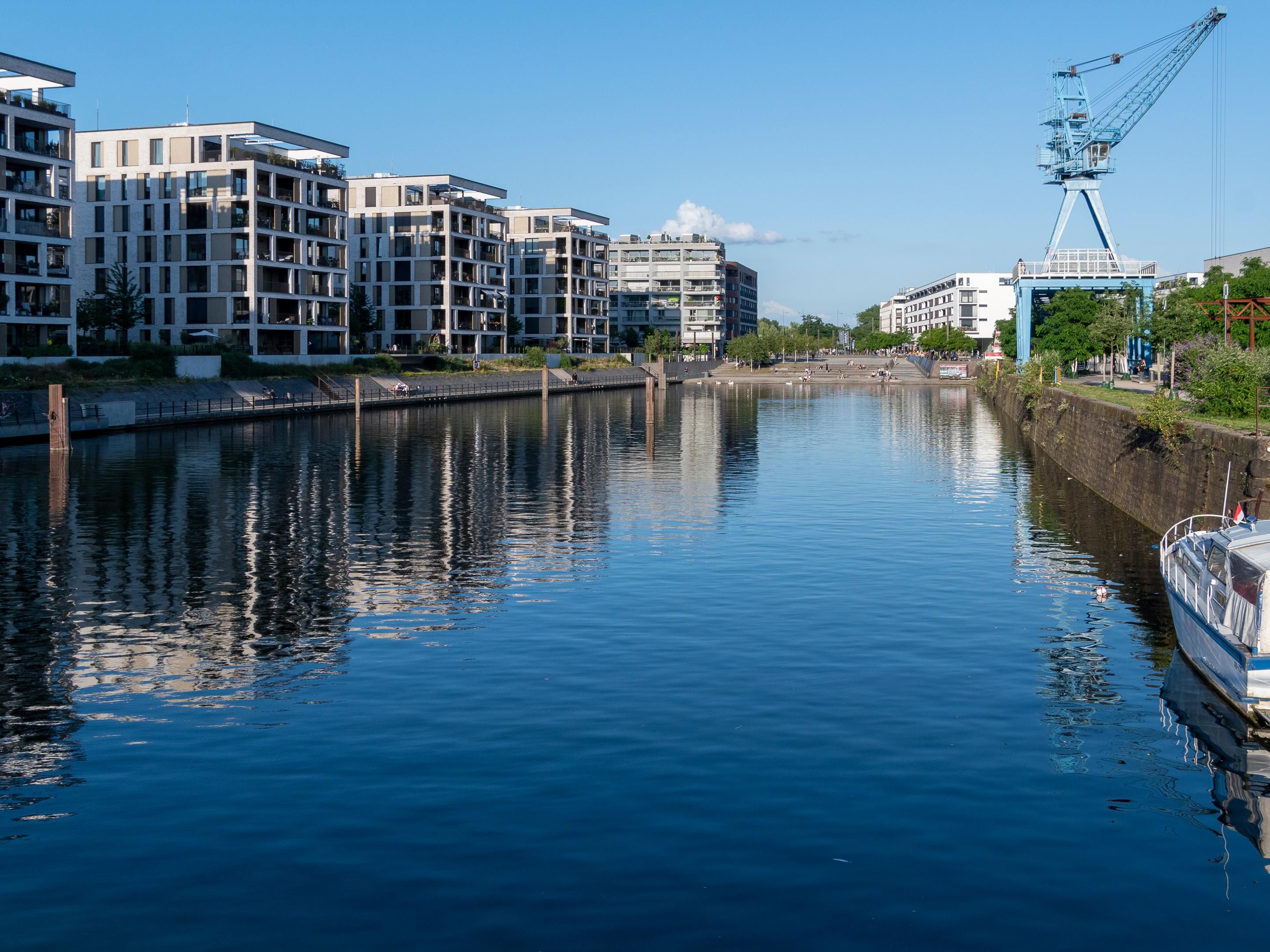 Erkunden Sie Offenbach von unserem zentral gelegenen Hotel aus. In wenigen Gehminuten erreichen Sie die Innenstadt sowie den Main!