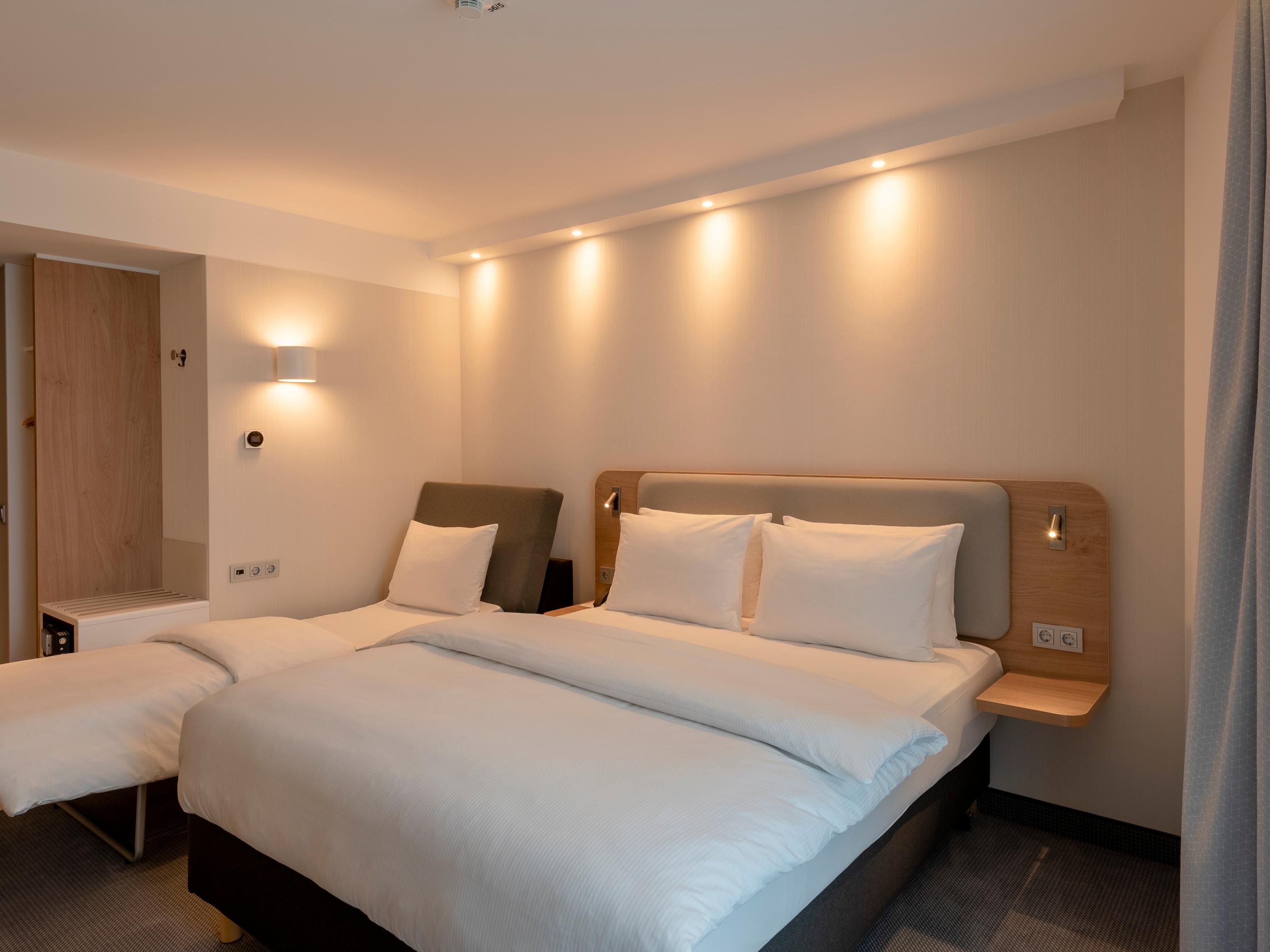 Come and enjoy our family rooms for an experience in Offenbach. There’s space for you to unwind for up to two adults in this queen bedded room and one child or one adult to sleep in the double sofa bed. Our complimentary Wi-Fi internet will keep you connected. The room is equipped with air conditioning, and Flat screen TV.