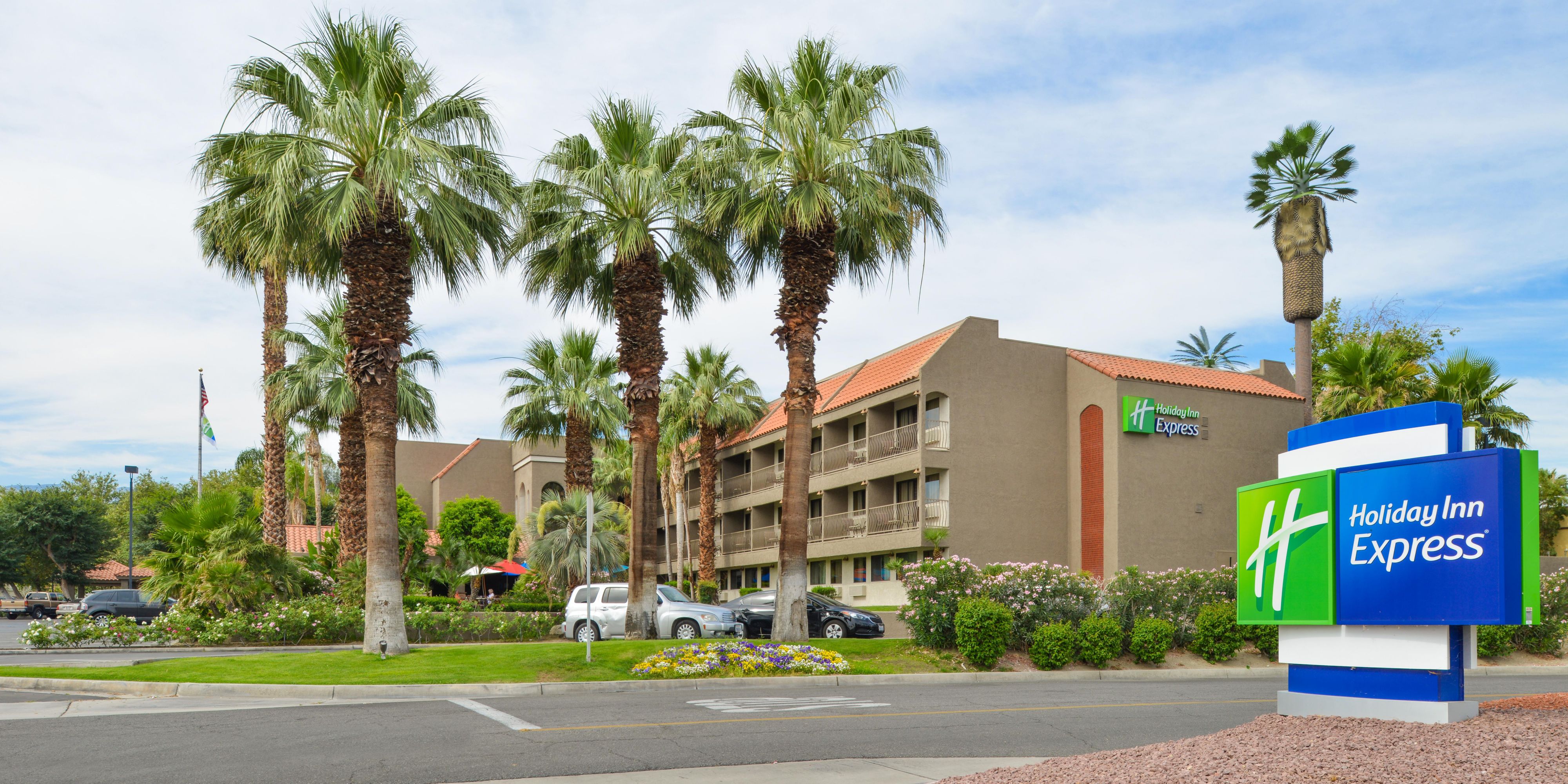 Grass and cool refreshing landscaping - Picture of The Gardens On El Paseo,  Palm Desert - Tripadvisor