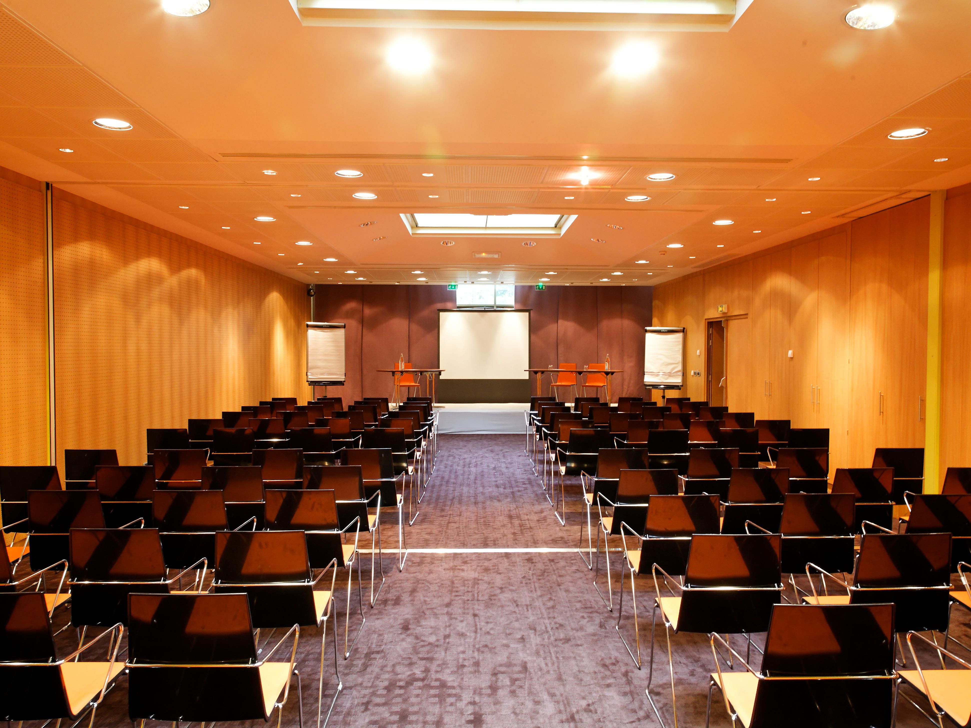 Plan your meetings or business events in our 10 modular lounges, accommodating up to 200 participants. Personalize them with gourmet breaks, bucolic aperitifs, or sunny lunches on our flower-decked terraces at the edge of the water.