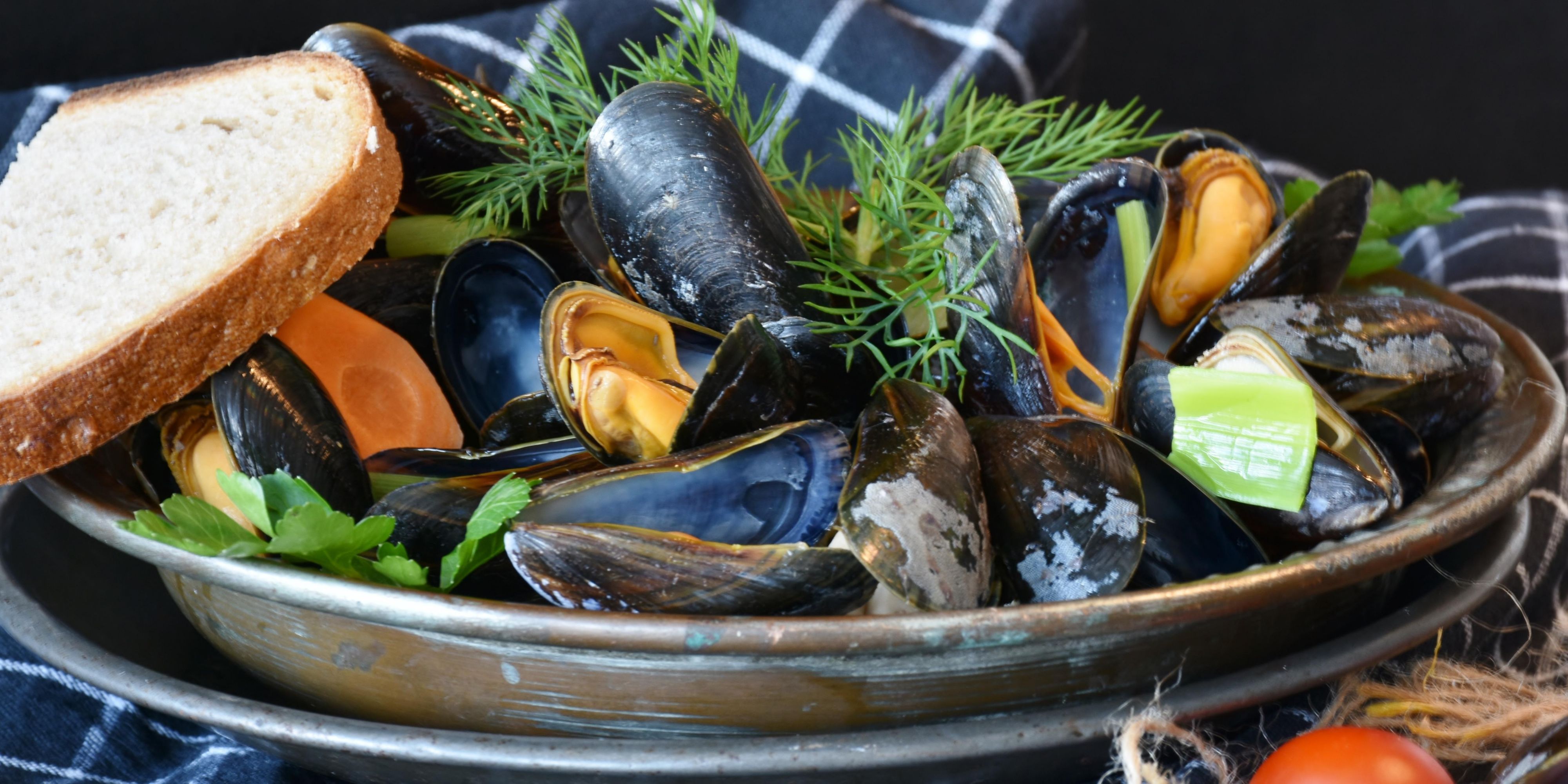 Enjoy even more the "Canal de la Villette" on the La Criée restaurant terrace, next door ! Relaxation and seafood are waiting for you!