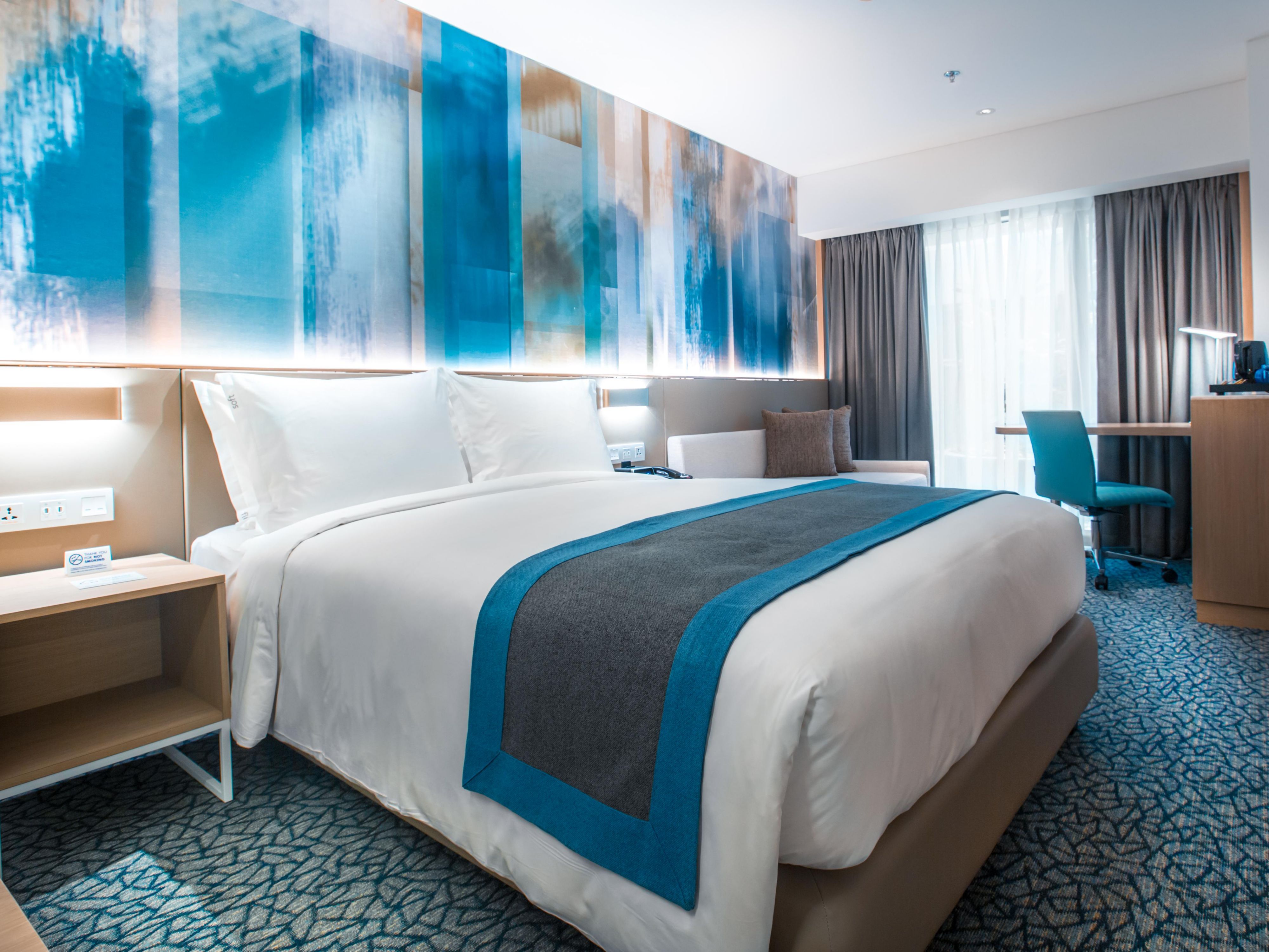 Holiday Inn Express Manila Newport City Guest Room & Suite Options