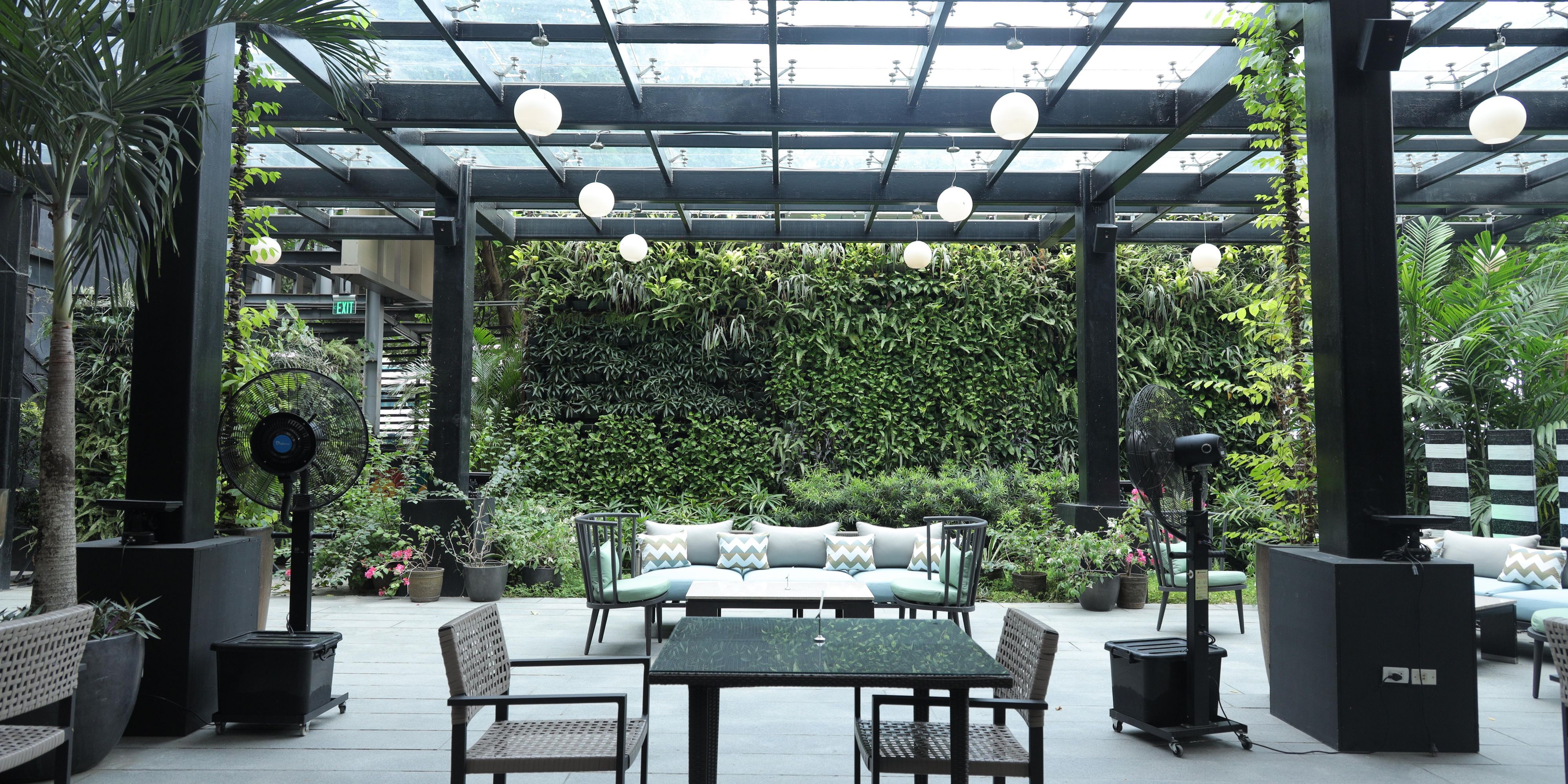 Enjoy the perfect blend of comfort and open-air alfresco dining  surrounded by lush greenery. We offer a refreshing outdoor ambiance to elevate your dining moments.