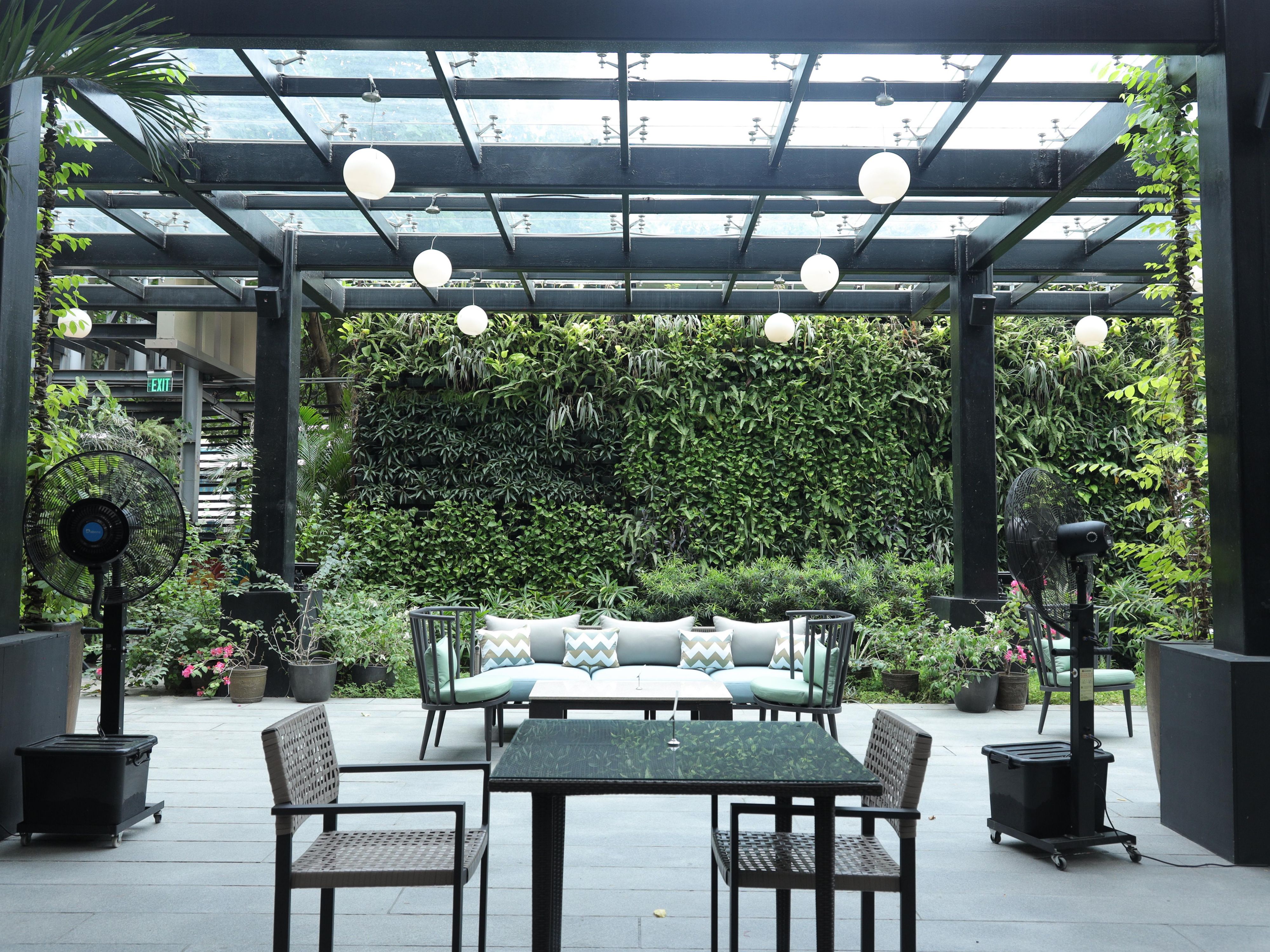 Enjoy the perfect blend of comfort and open-air alfresco dining surrounded by lush greenery. We offer a refreshing outdoor ambiance to elevate your dining moments.