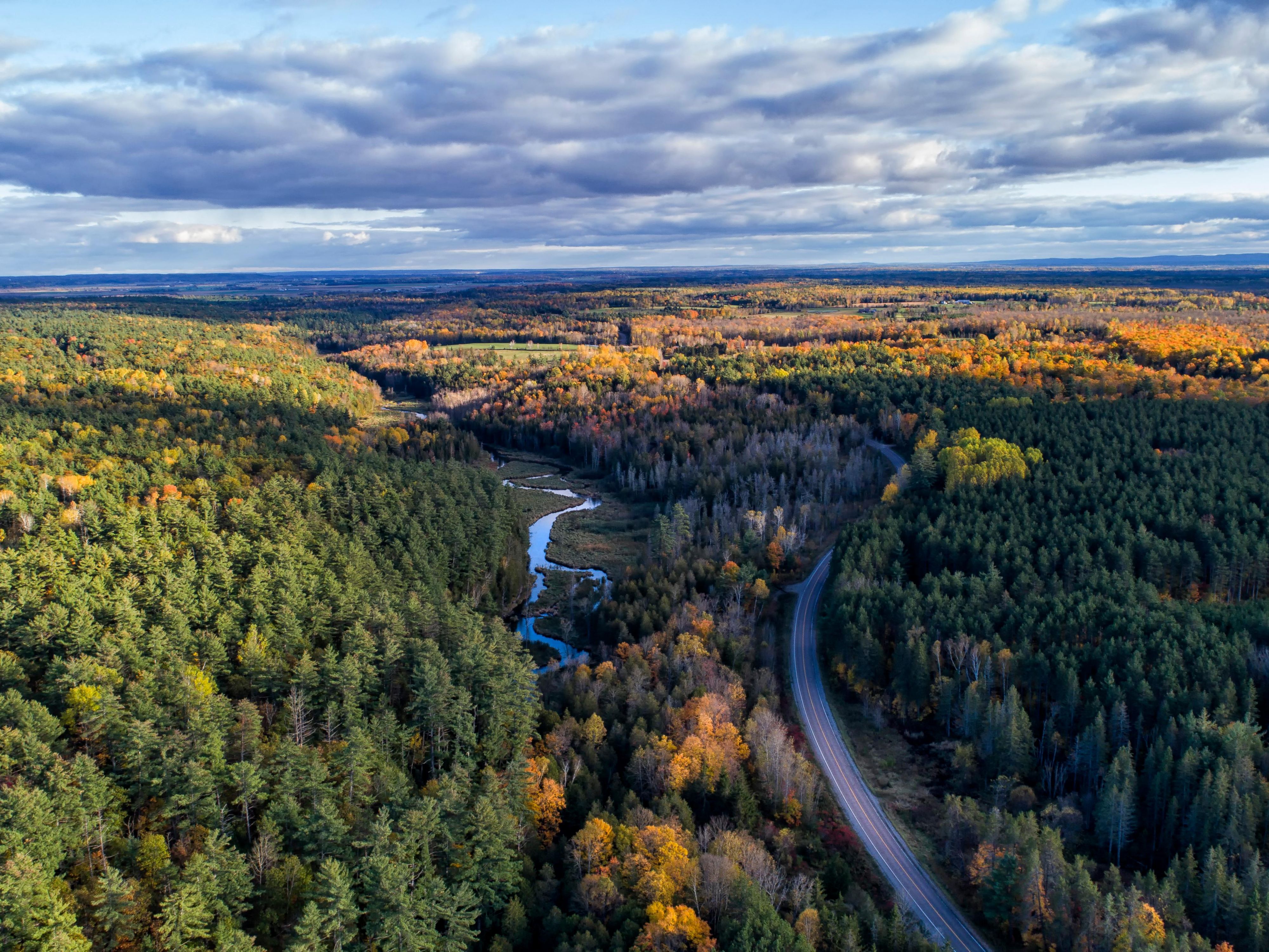Experimente corredeiras emocionantes, águas profundas e quentes e diferentes canais com diferentes opções de níveis de energia. O rio Ottawa é a excelência de águas brancas. 
