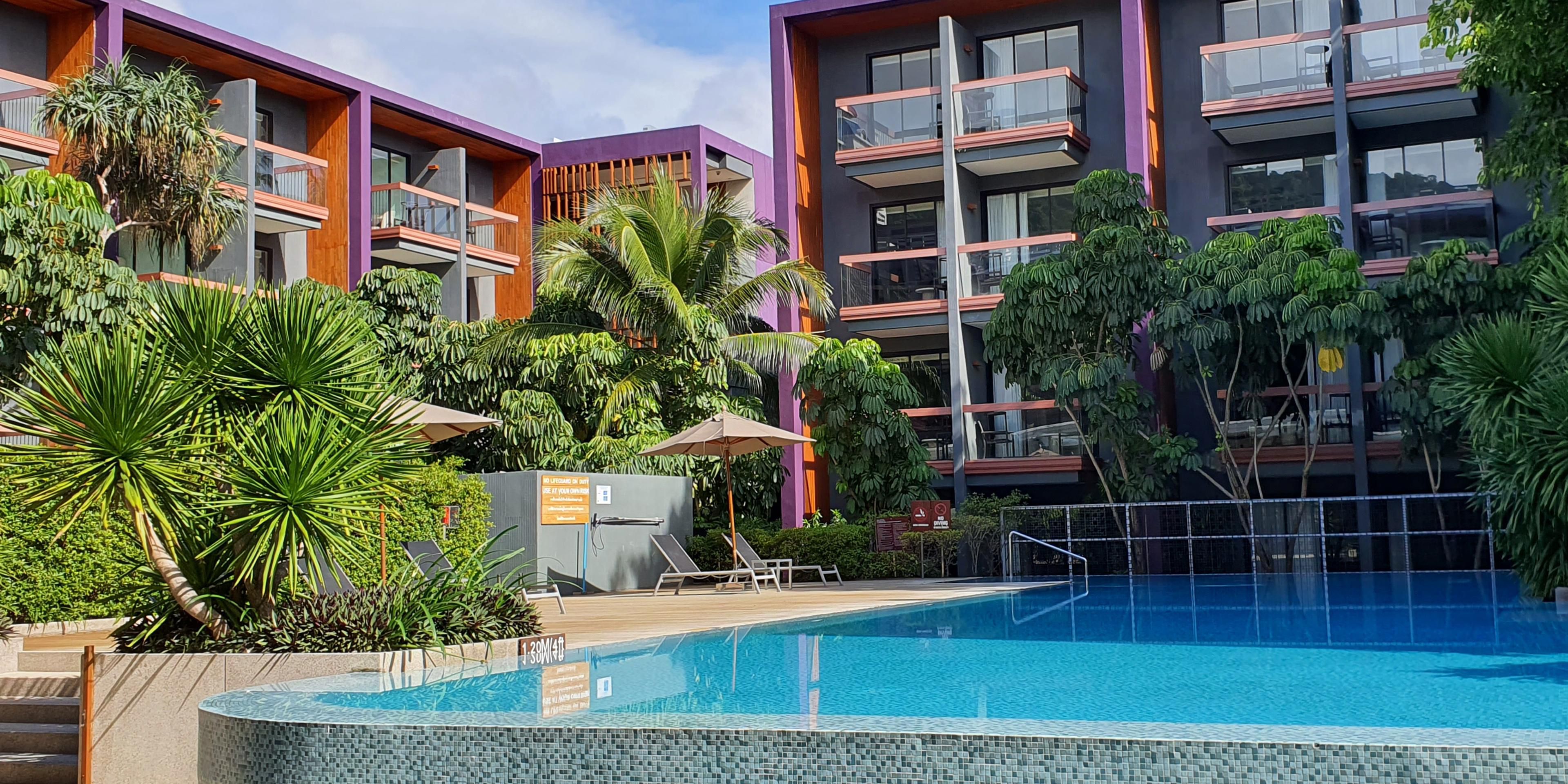 There are sun bathing places with sun beds and umbrellas, so bring your sunscreen and tanning oil with you to enjoy the sun. Allow your children to have fun in the kid's pool with water curtain.