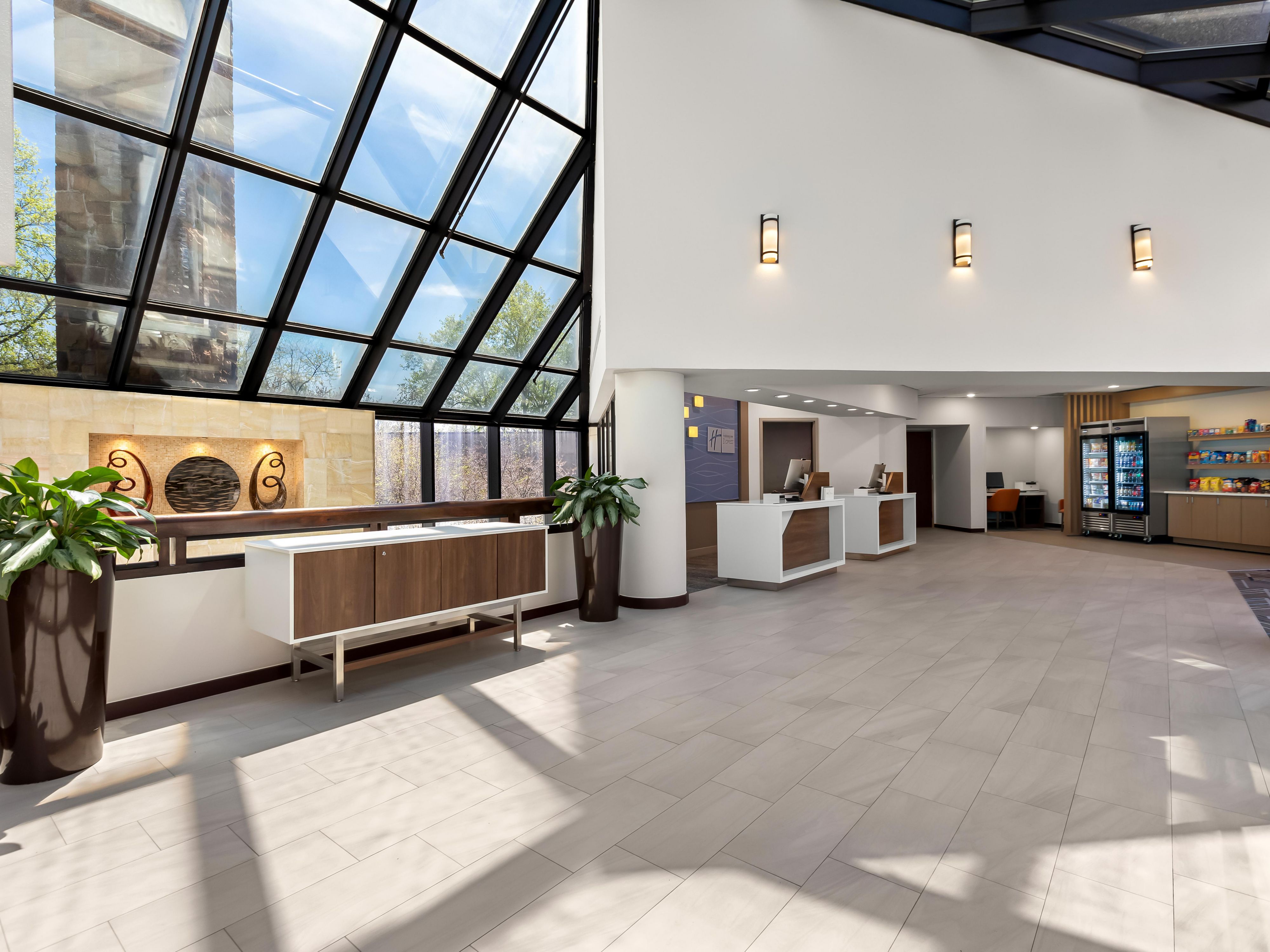 The Holiday Inn Express Princeton Southeast is proud to announce the completion of an extensive renovation, revitalizing all 62 guestrooms, the breakfast area, and the lobby. This transformation enhances the hotel’s modern comfort, providing an upgraded experience for both business and leisure travelers.