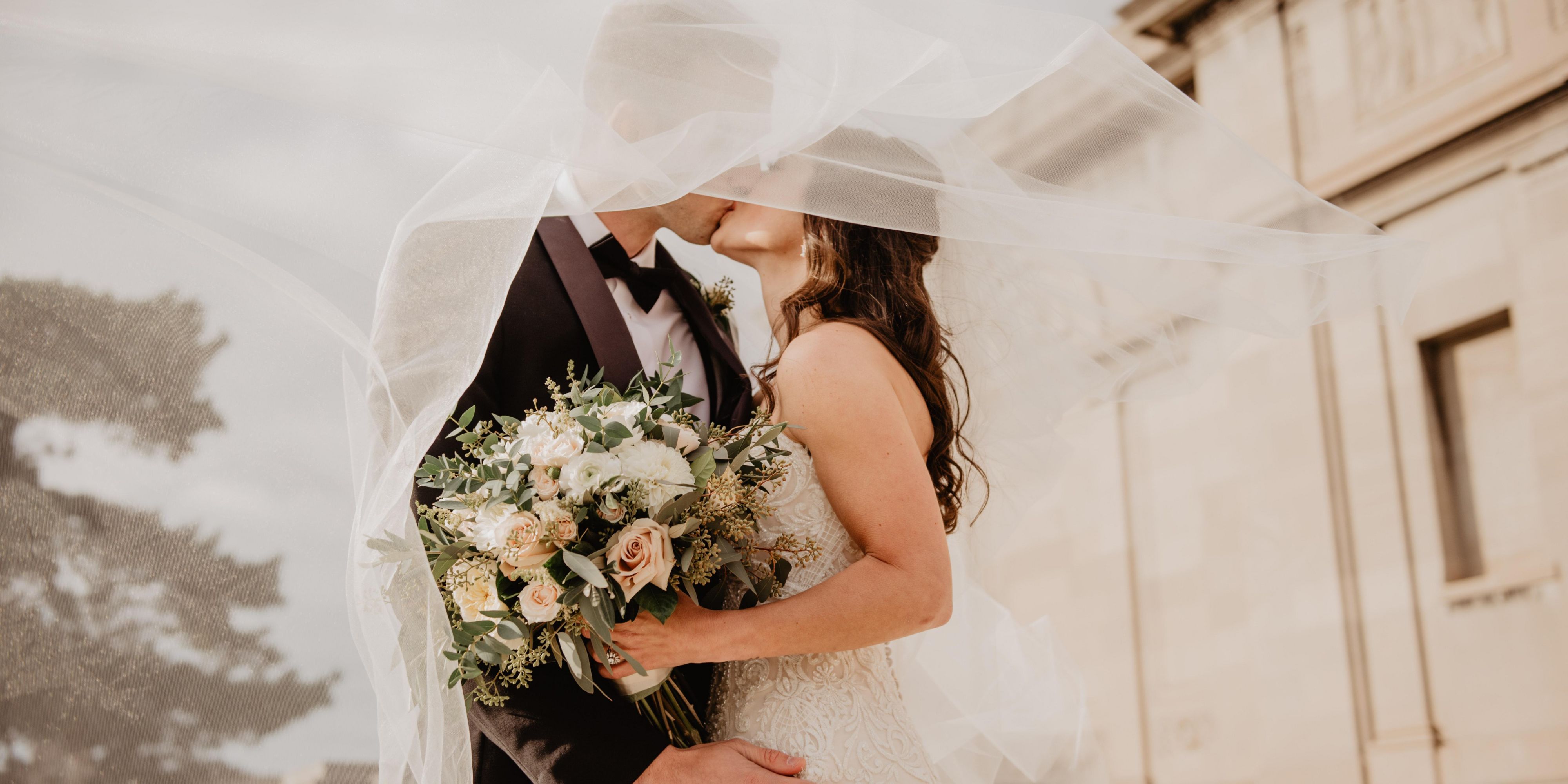The brand new Holiday Inn Express Minneapolis West in Plymouth, is located just minutes away from several wedding venues such as The Medina Entertainment Center, Plymouth Creek Center,  Rush Creek Golf Course, and the Wayzata Country Club. Group rates offered for 10 rooms or more.  