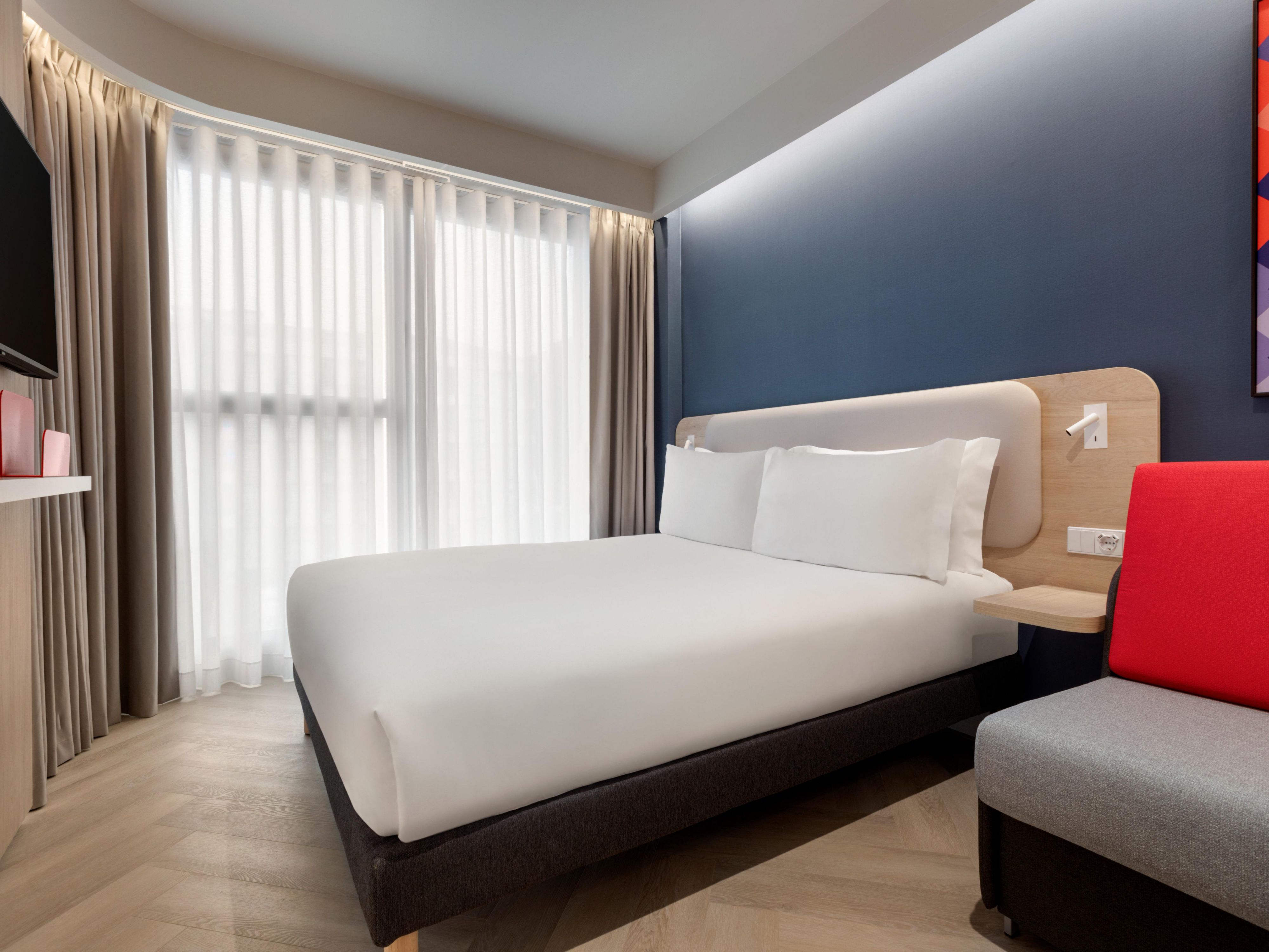 At Holiday Inn Express Porto-Boavista, we understand that a great stay starts with a great night’s sleep. Enjoy modern rooms, complete with USB-C and USB-2 outlets, plus a cosy desk to keep you connected. Whether you’re traveling with family or for business, our IHG Clean Promise ensures your room is sparkling clean, so you can relax and recharge.
