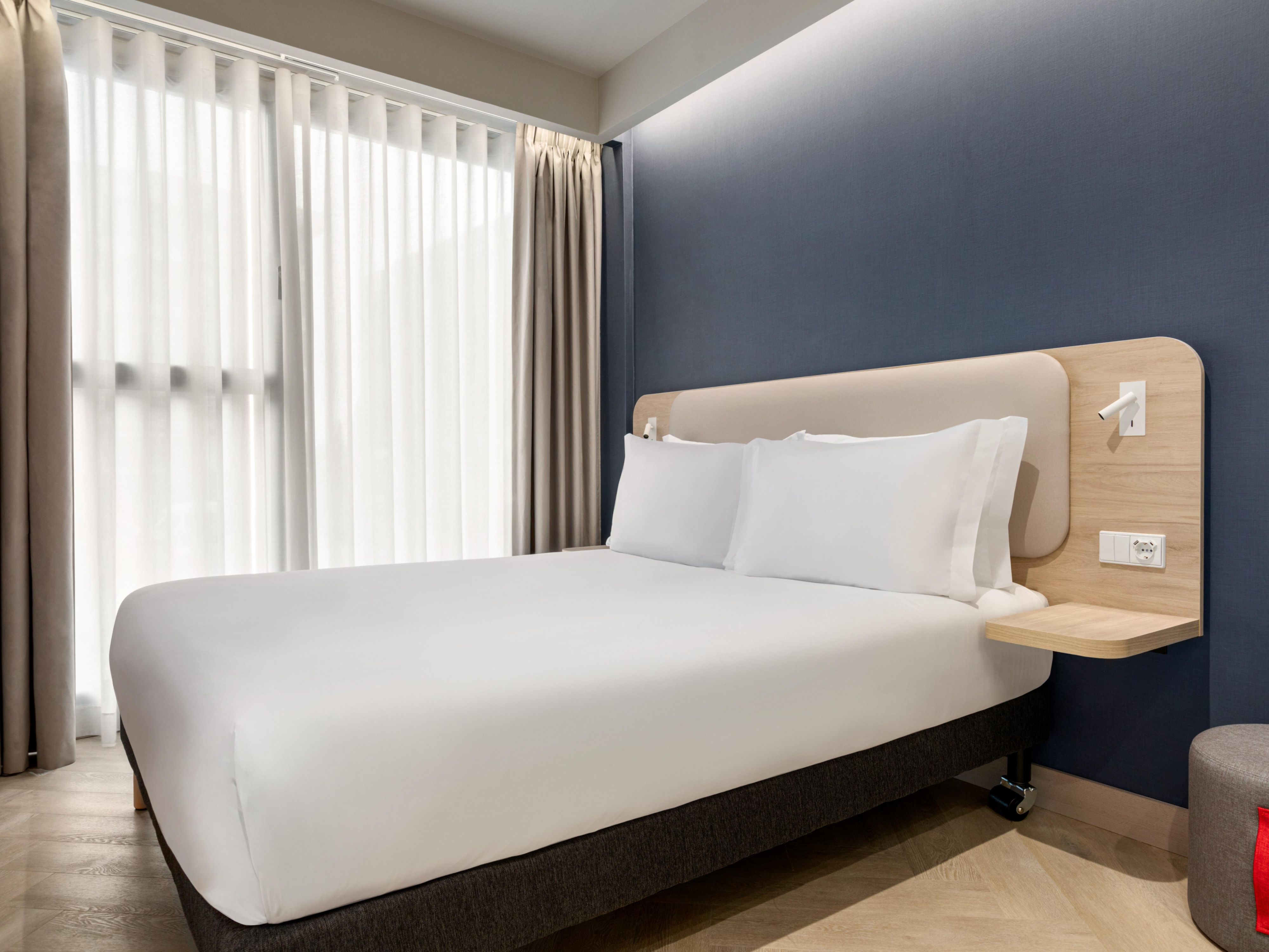 Enjoy a great night's sleep in a Queen Standard room
