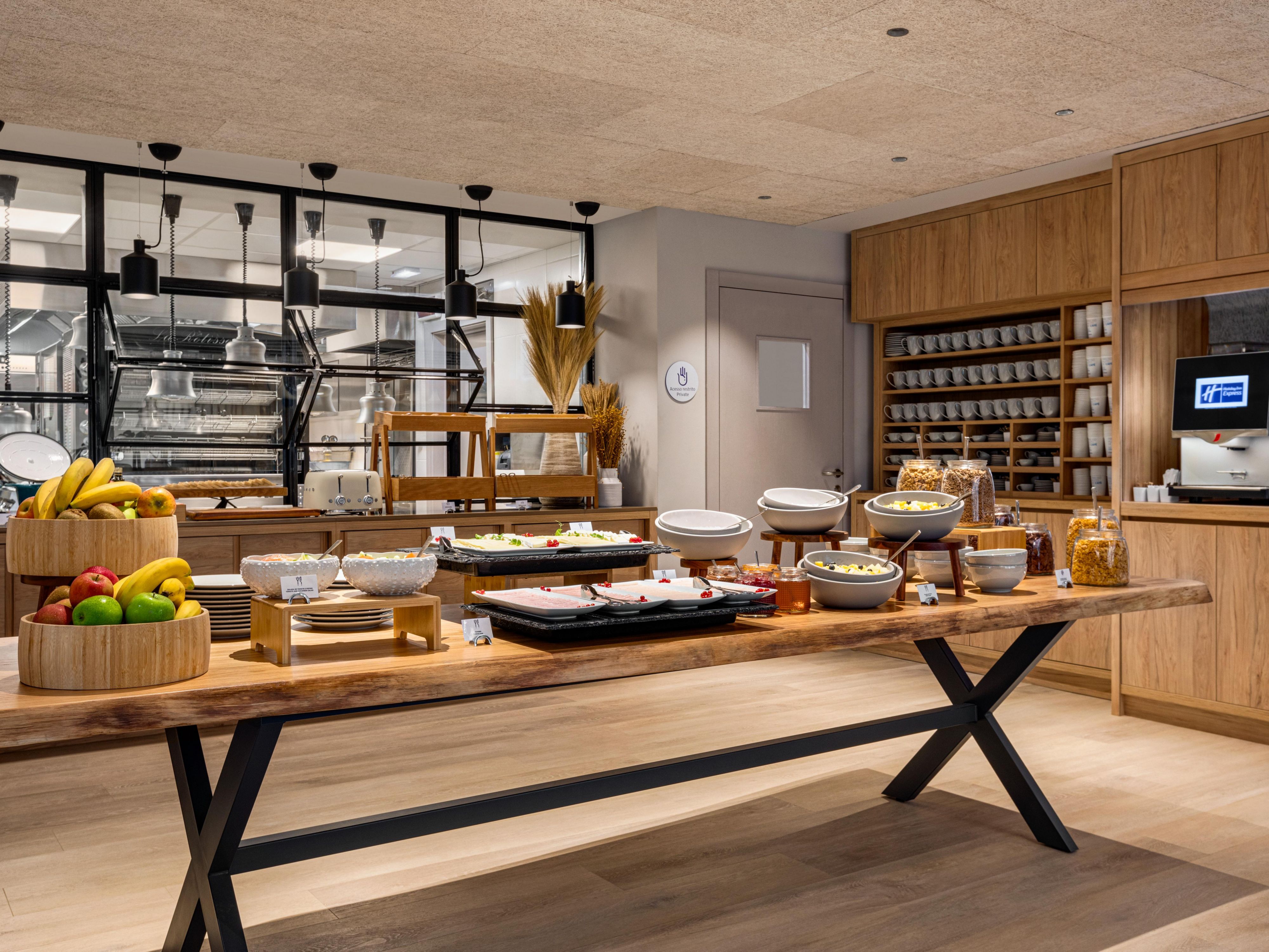 At Holiday Inn Express Porto-Boavista, we believe that a great day starts with a great breakfast—and it’s always on us! Join us in our stylish restaurant to enjoy a delicious spread of breakfast favourites, featuring healthy and family-friendly options. Fuel up for your day ahead.