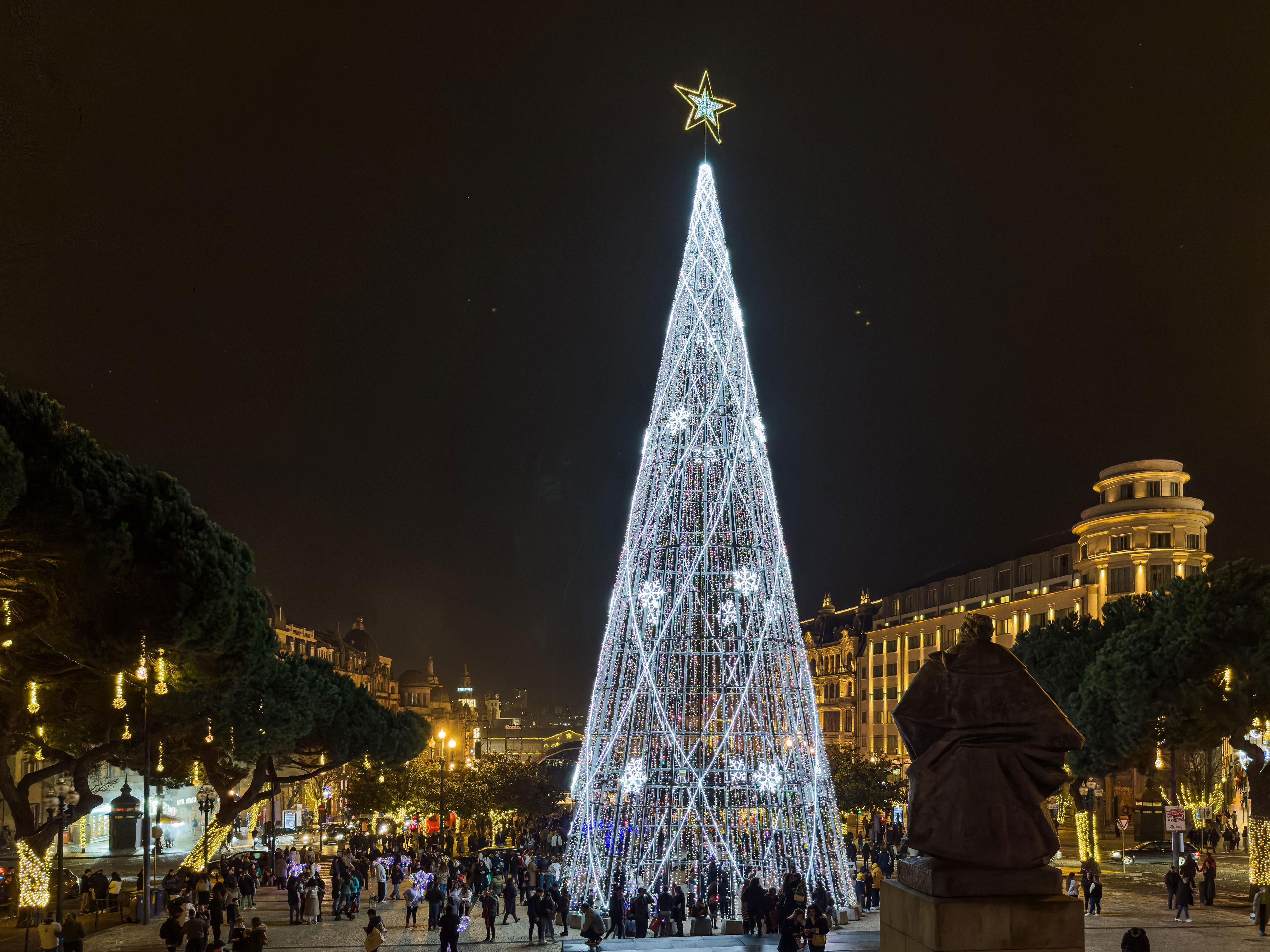 Few steps from Rua de Santa Catarina, immerse yourself in the charm of Christmas in Porto. Festive lights brighten the city, concerts fill the streets with music, and the light show on Avenida dos Aliados creates a truly unique atmosphere. As New Year’s Eve approaches, the city comes alive with music and fireworks for an unforgettable celebration.