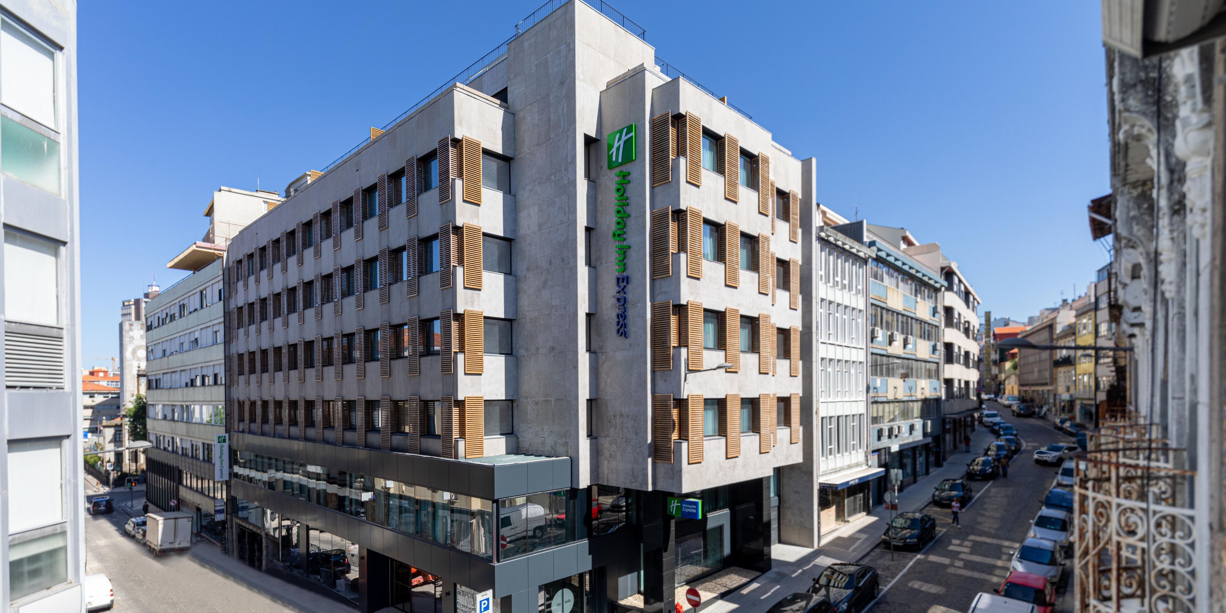 Right in the center of the most touristic street in the City of Porto Rua de Santa Catarina, shops, monuments.
