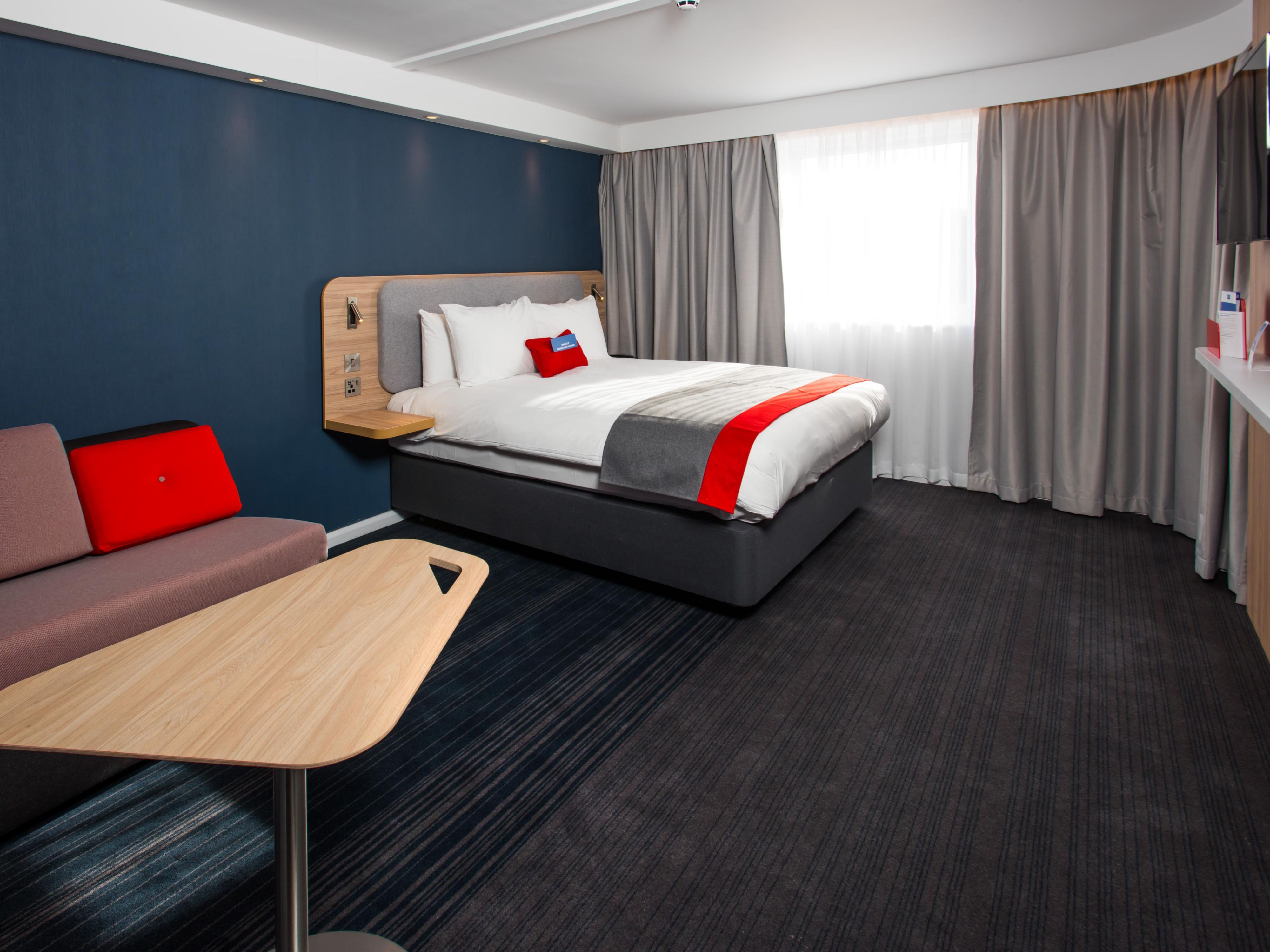 Surf the free Wi-Fi in the comfort of your fresh bedroom