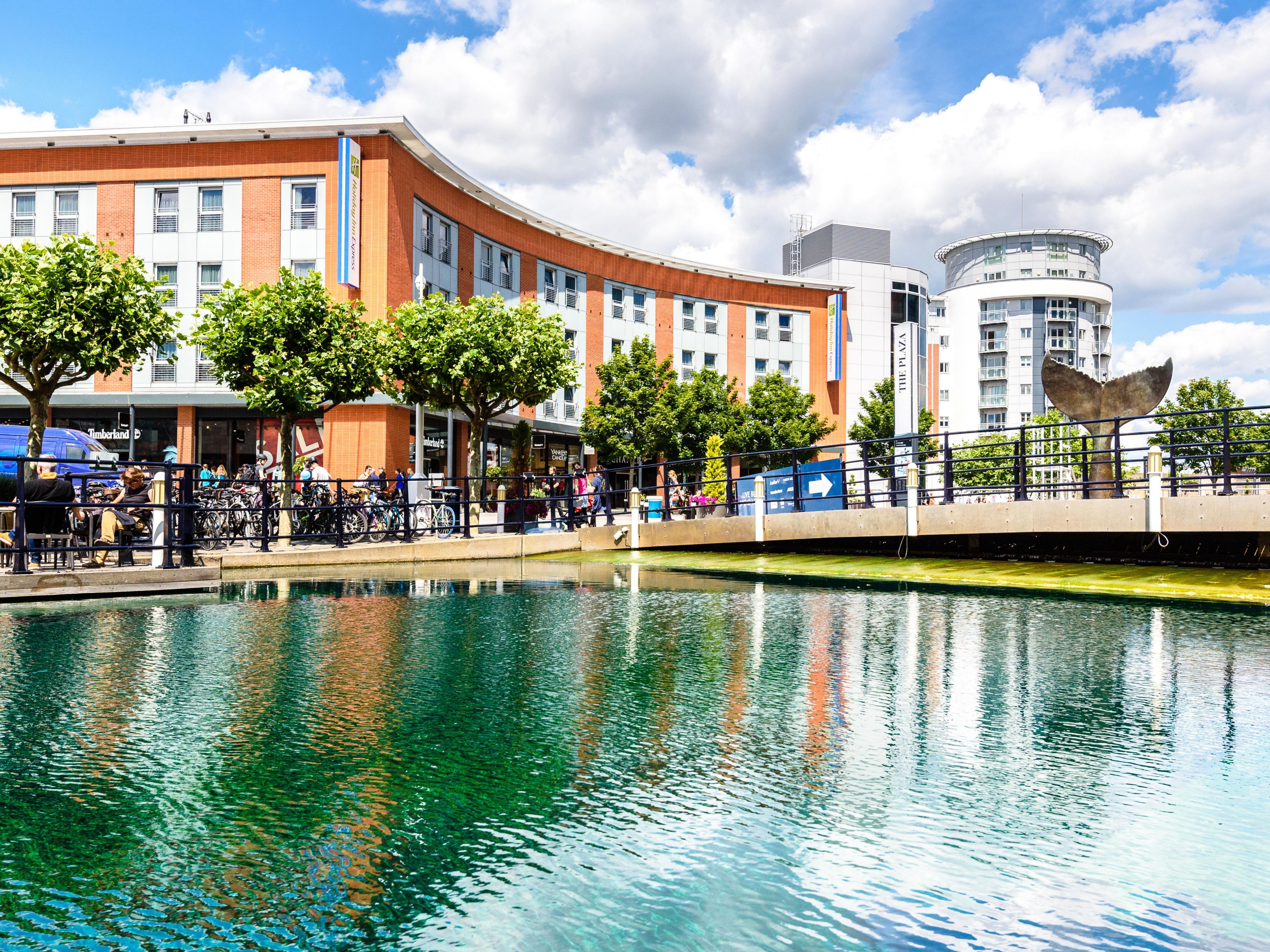 Located at the heart of the hustle and bustle of Gunwharf Quays, the Holiday Inn Express is a great hotel within walking distance from a great array of bars, restaurants and plenty of shops. Just a short walk from Spinnaker Tower and Portsmouth's Historic Dockyard, our hotel location offers guests a great base to visit Portsmouth's Attractions. 