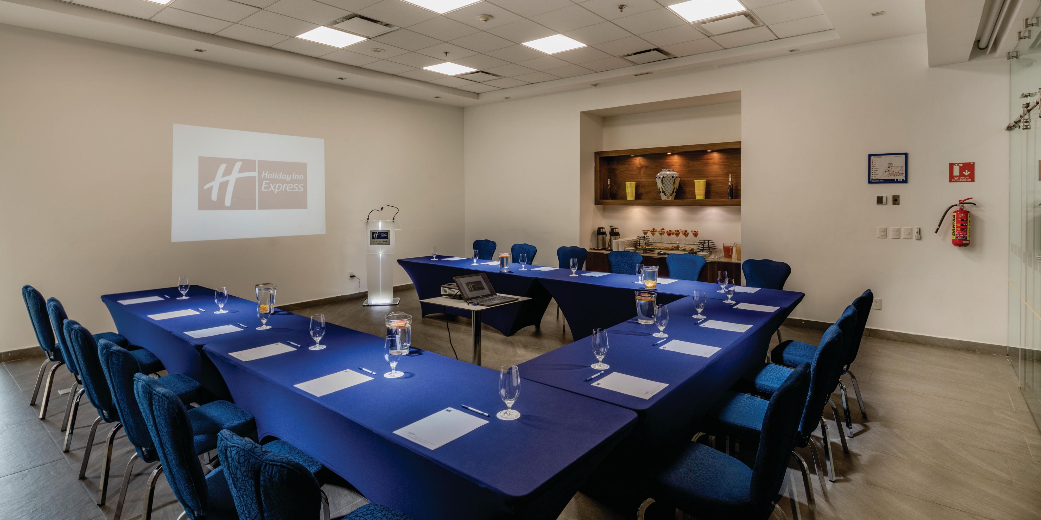 Holiday Inn Express Puebla, garantiza calidad y servicio en cada evento que se realiza en nuestras instalaciones.

Nuestras locaciones ofrecen variedad de opciones, desde salas de centro de negocios, hasta salones para 600 personas en tipo auditorio, que harán de su evento un éxito.

Díganos cuál es la idea y nosotros lo hacemos realidad...