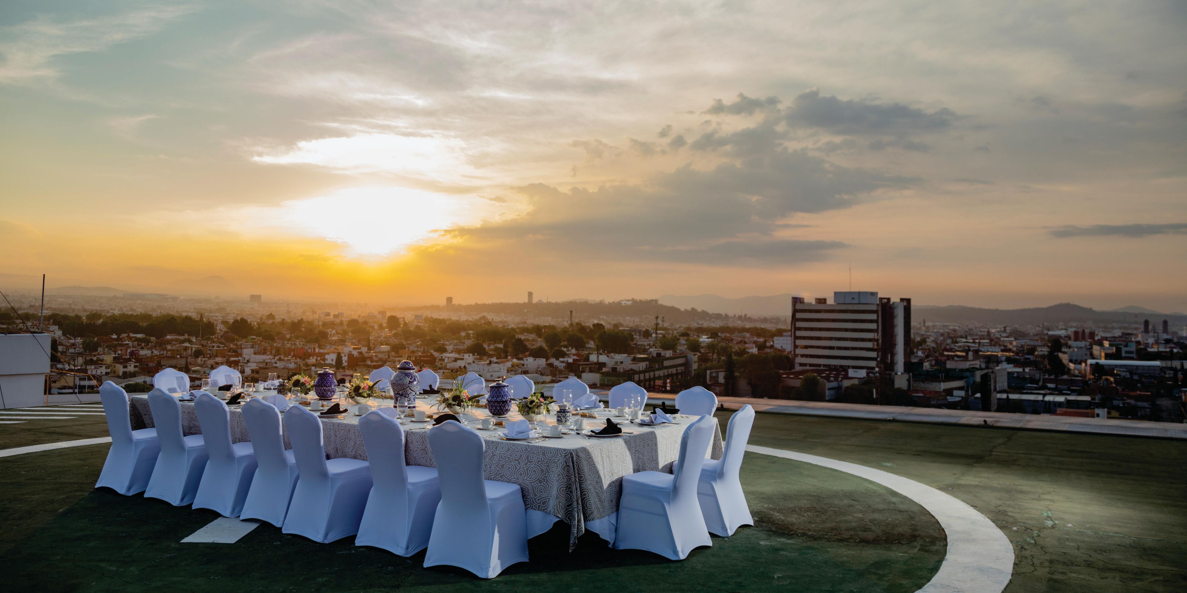 Vive la Boda de tus sueños.

 El servicio, la elegancia y el deleite culinario, serán constante de su día perfecto. 

Nuestras instalaciones van desde reuniones muy íntimas y familiares, hasta una gran recepción, con espacios hasta de 450 personas.

¿Te imaginas dar el Sí en las alturas?

¡Suéñalo y nosotros nos encargamos de hacerlo realidad!
