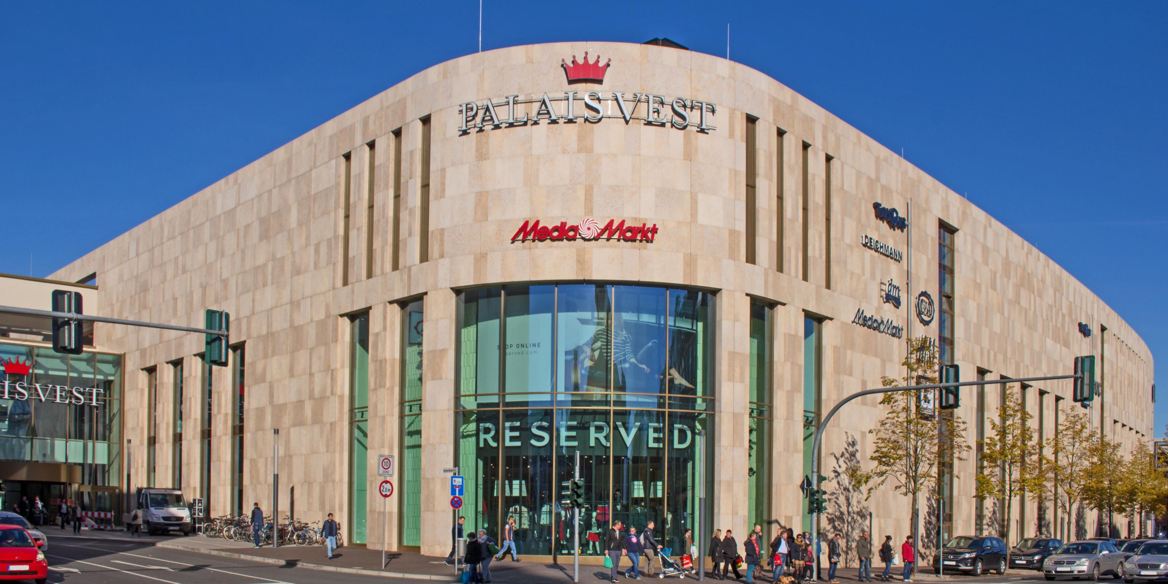 Enjoy a shopping tour in the neighbouring Palais Vest.
Whether clothes, a good book or a care product? You are guaranteed to find something!