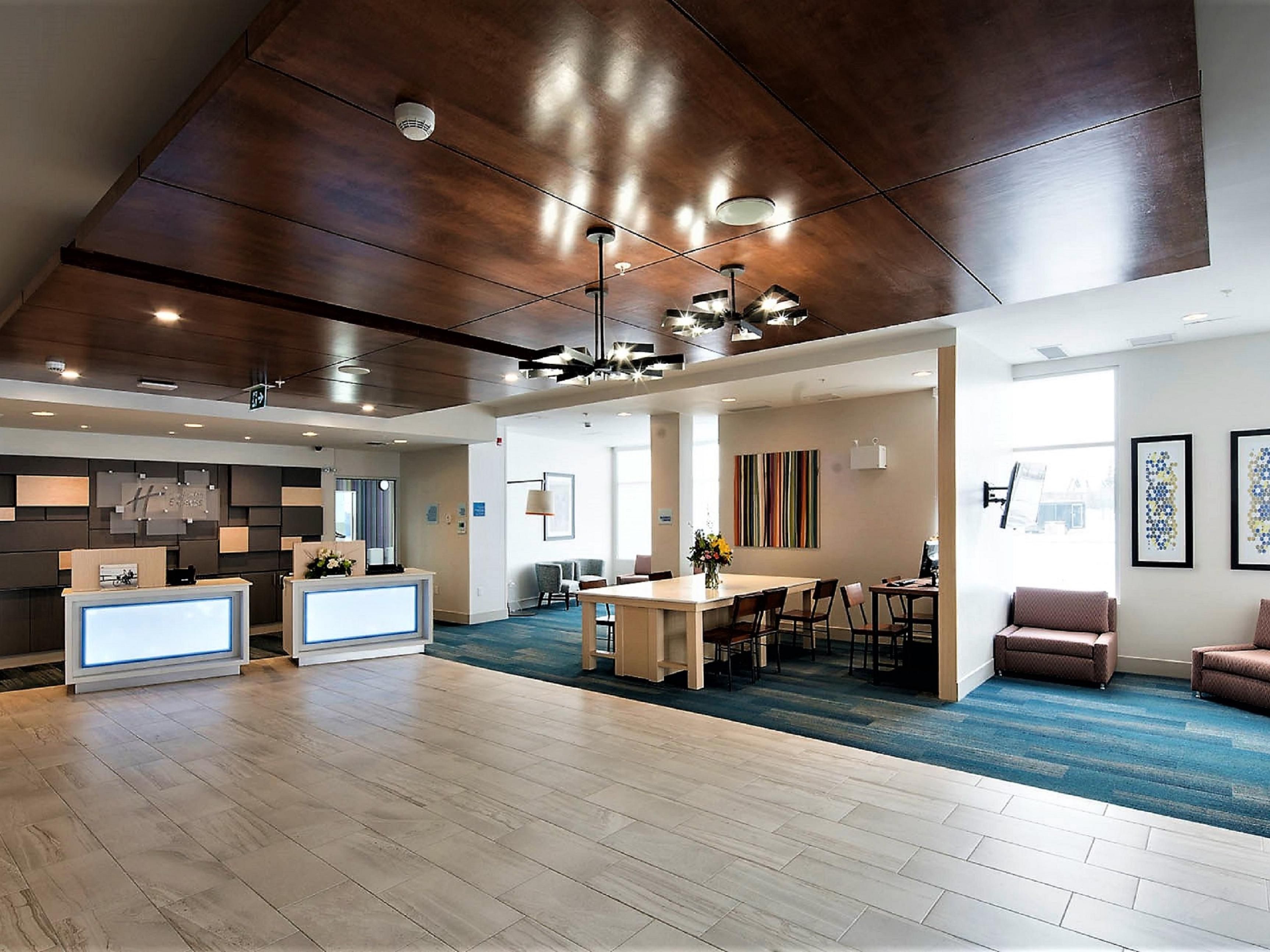 Boutique Hotel in Red Deer | Holiday Inn Express Red Deer North