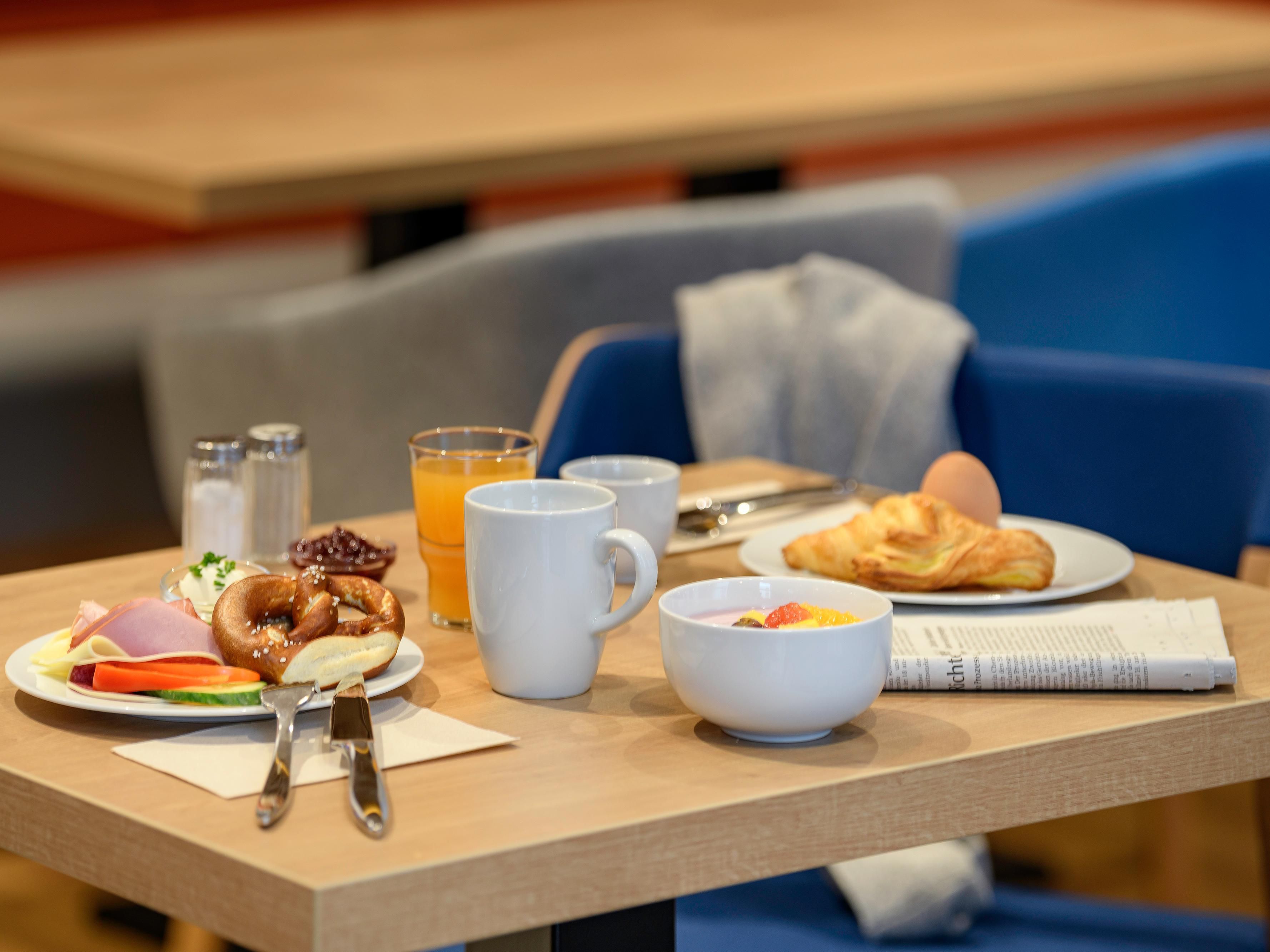 We serve breakfast from 6:30 - 10:30 on weekdays and on the weekend from 7 o´clock until 11 o´clock