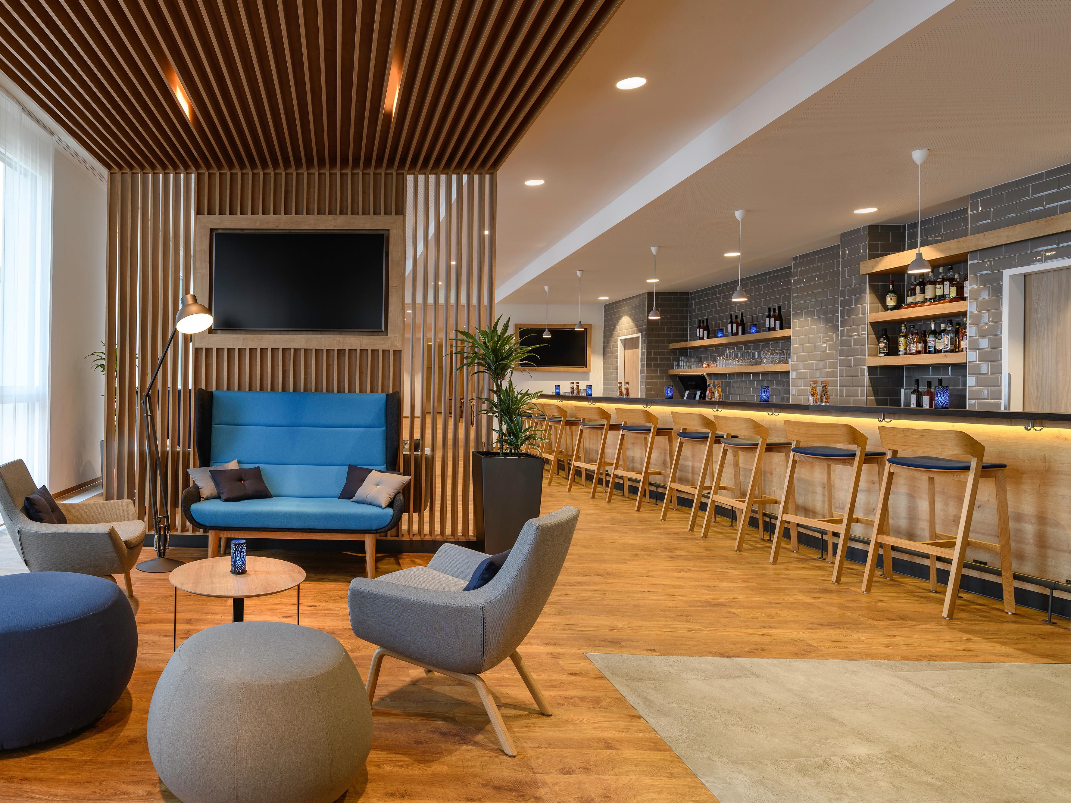 Our hotel bar is a relaxed meeting place for a friendly get-together. Enjoy a refreshing soft drink, a freshly brewed coffee, a cool beer or a fruity cocktail in our bar in the Holiday Inn Express Regensburg.