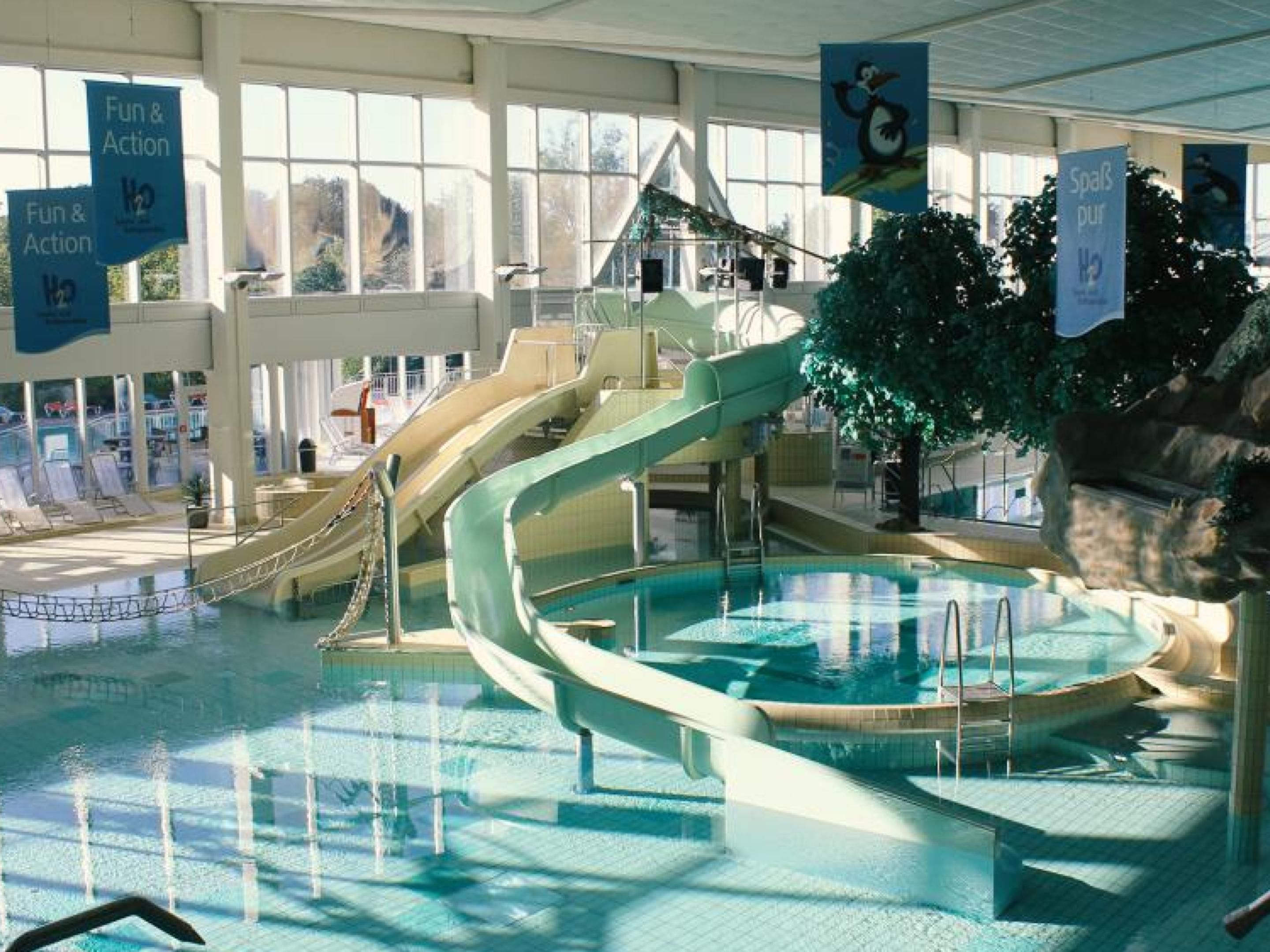 Un mundo de relax, bienestar y experiencias. Relájese en las saunas de primera clase, en el paraíso acuático o en la piscina de aventuras, que ofrece acción y diversión con 3 toboganes e instalaciones de escalada. También tenemos en cuenta a los más pequeños. Un restaurante con deliciosos bocadillos está disponible para refrescarse después de un día lleno de acontecimientos.