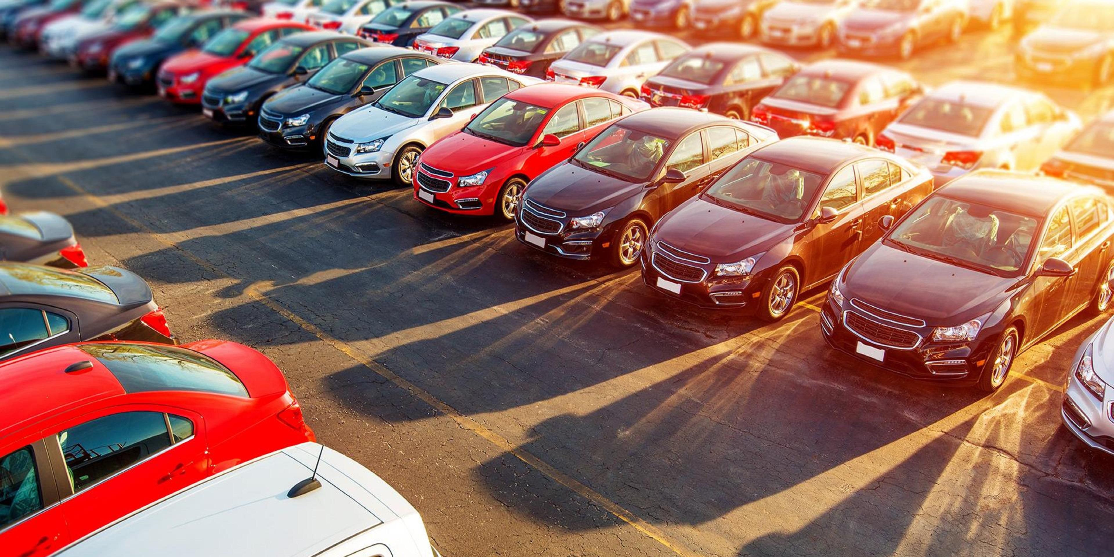 выбор автомобиля. подобранный автомобиль. есть ли смысл покупать автомобиль. подобрать автомобиль. недовольный клиент в автосалоне.