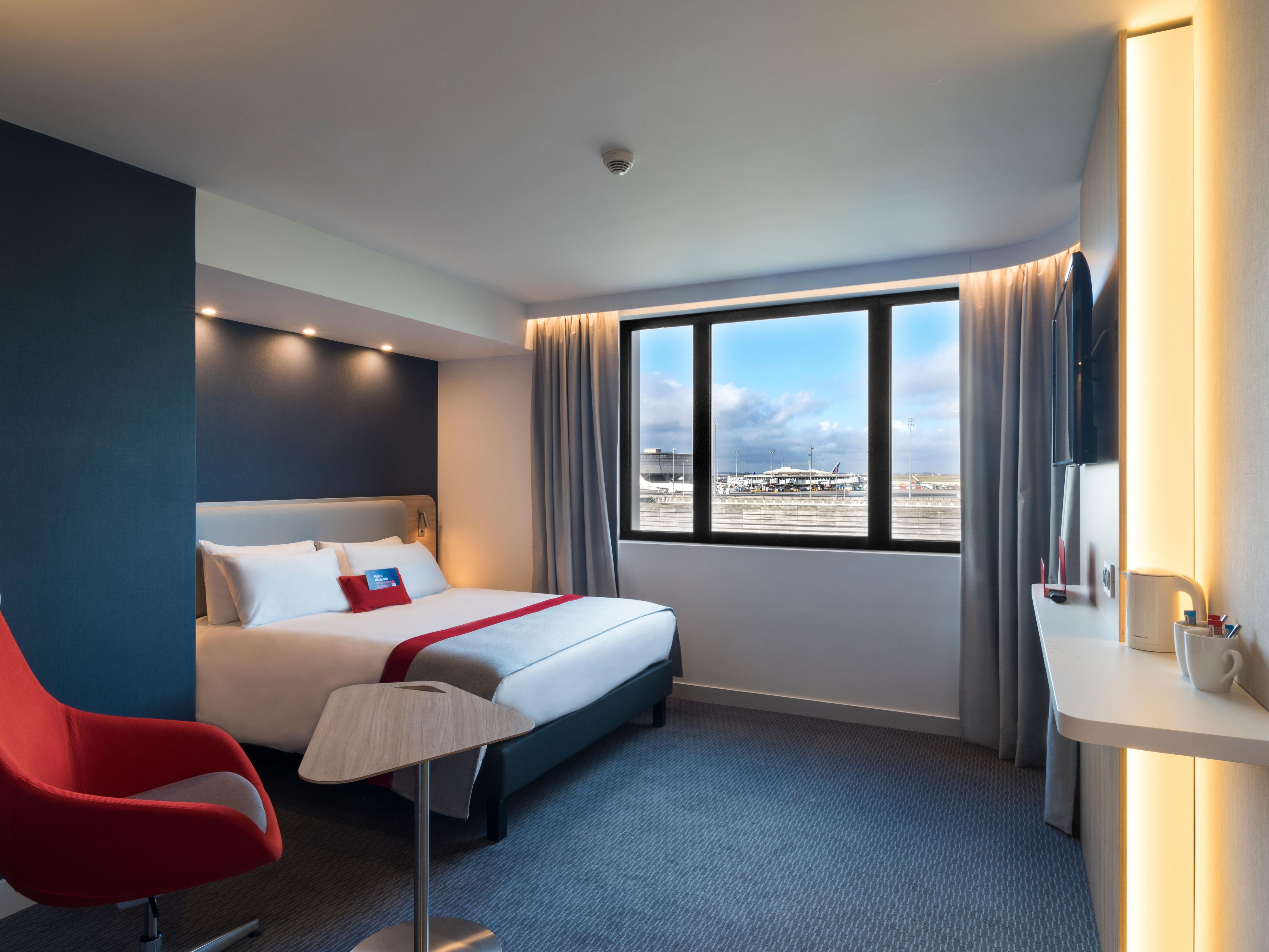 Double room - Airport view - Movable desk/Chair - Courtesy Tray