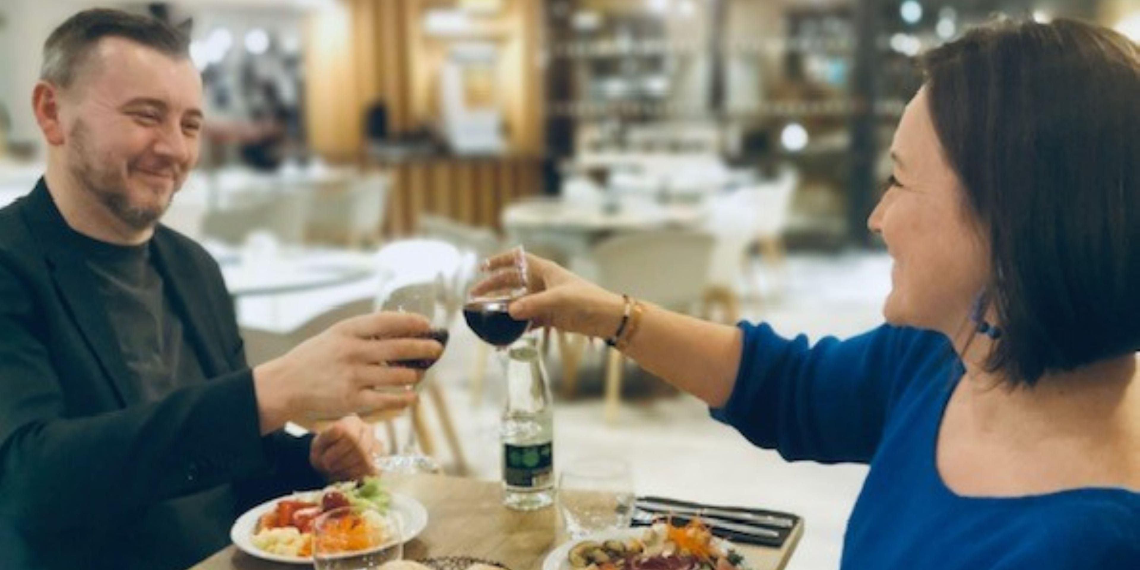 Enjoy your overnight night stay with the diner option and brekfast included.