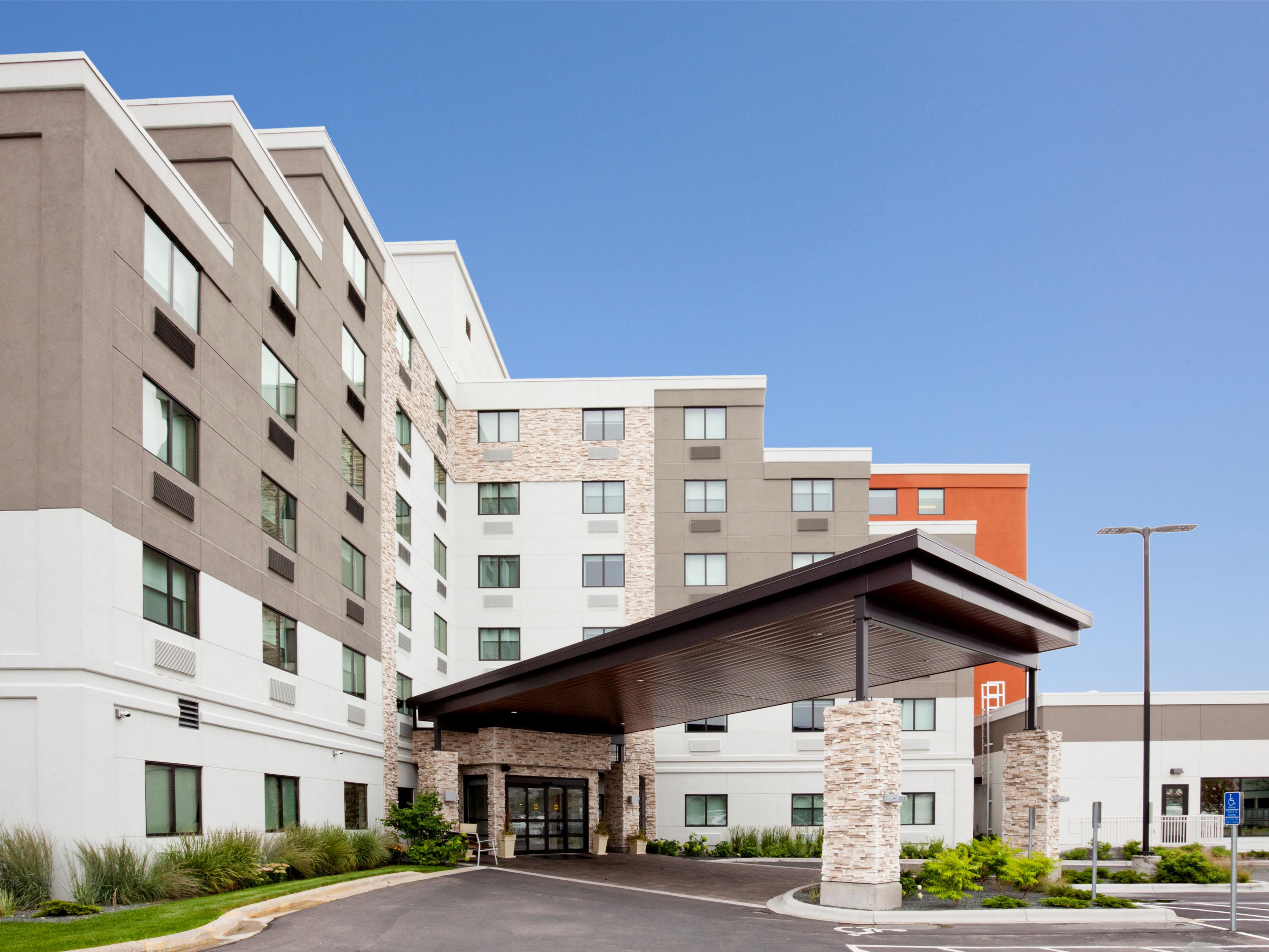 If you’re celebrating your special day in the Minneapolis-St. Paul area, reserve a wedding block at our hotel. Your guests can enjoy all the amenities we offer, plus proximity to local attractions—and your wedding venue. With group rates and a welcoming atmosphere, we help make your wedding weekend seamless, stress-free, and unforgettable