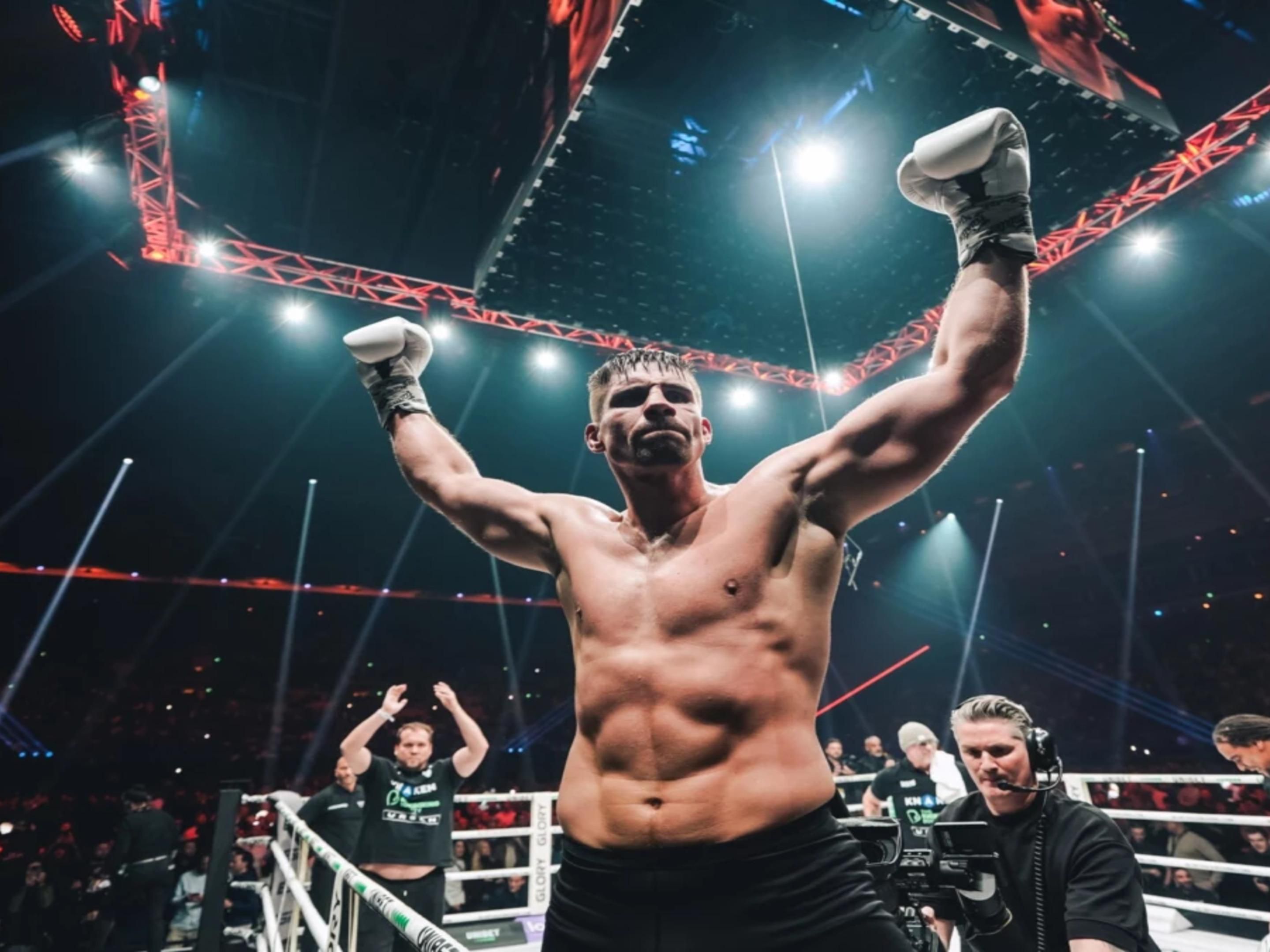 GLORY 100 is a two-day boxing event taking place on Friday, June 13 and Saturday, June 14, live from Rotterdam Ahoy. Rico Verhoeven will defend his GLORY heavyweight world title against the returning Artem Vakhitov. Stay at our nearby hotel for an unforgettable evening.