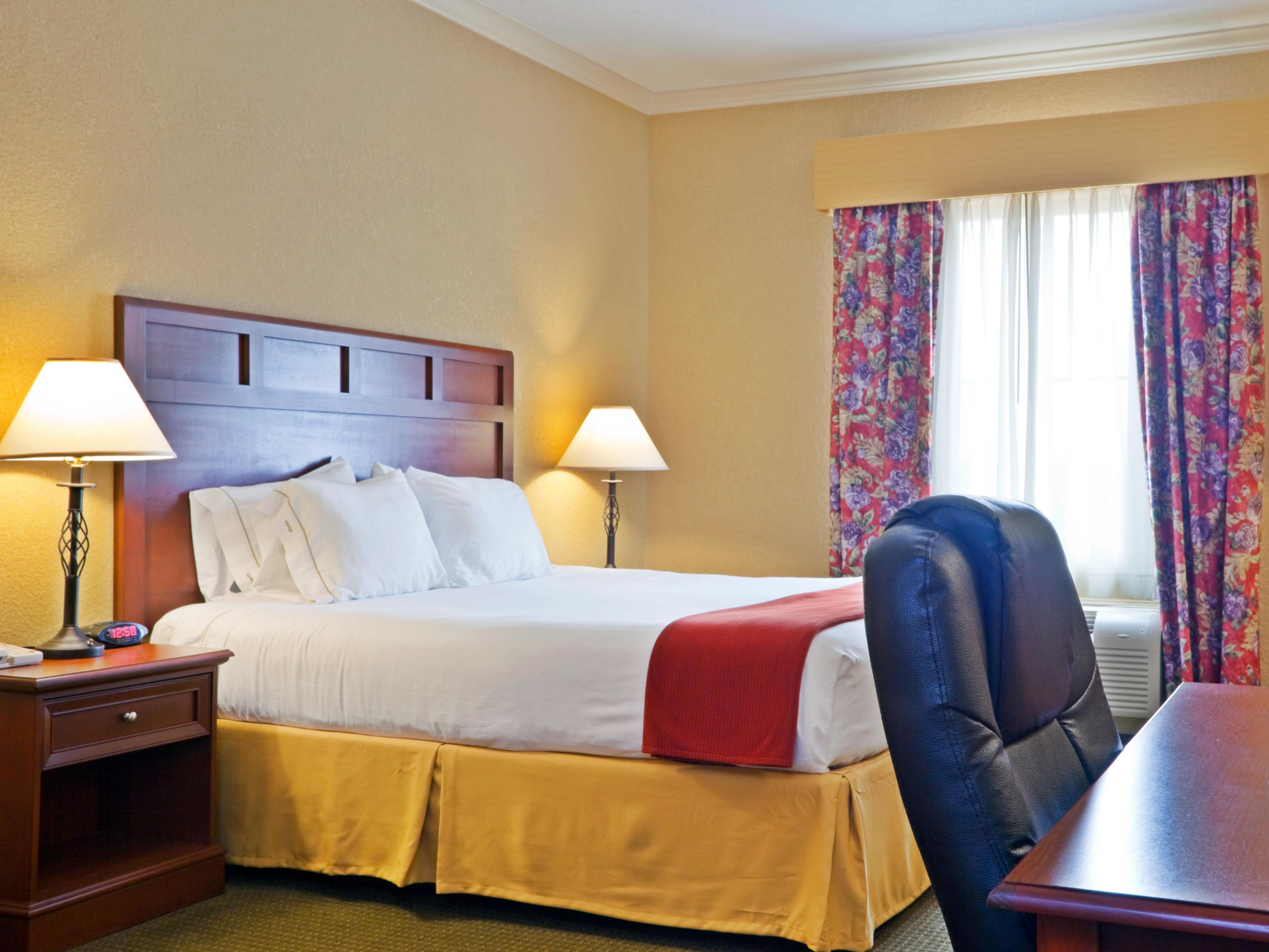 Gästezimmer mit Kingsize-Bett