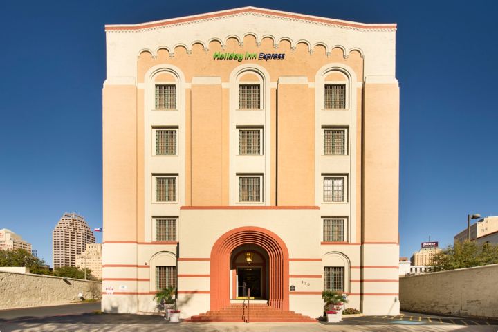 Holiday Inn Express San Antonio N-Riverwalk A