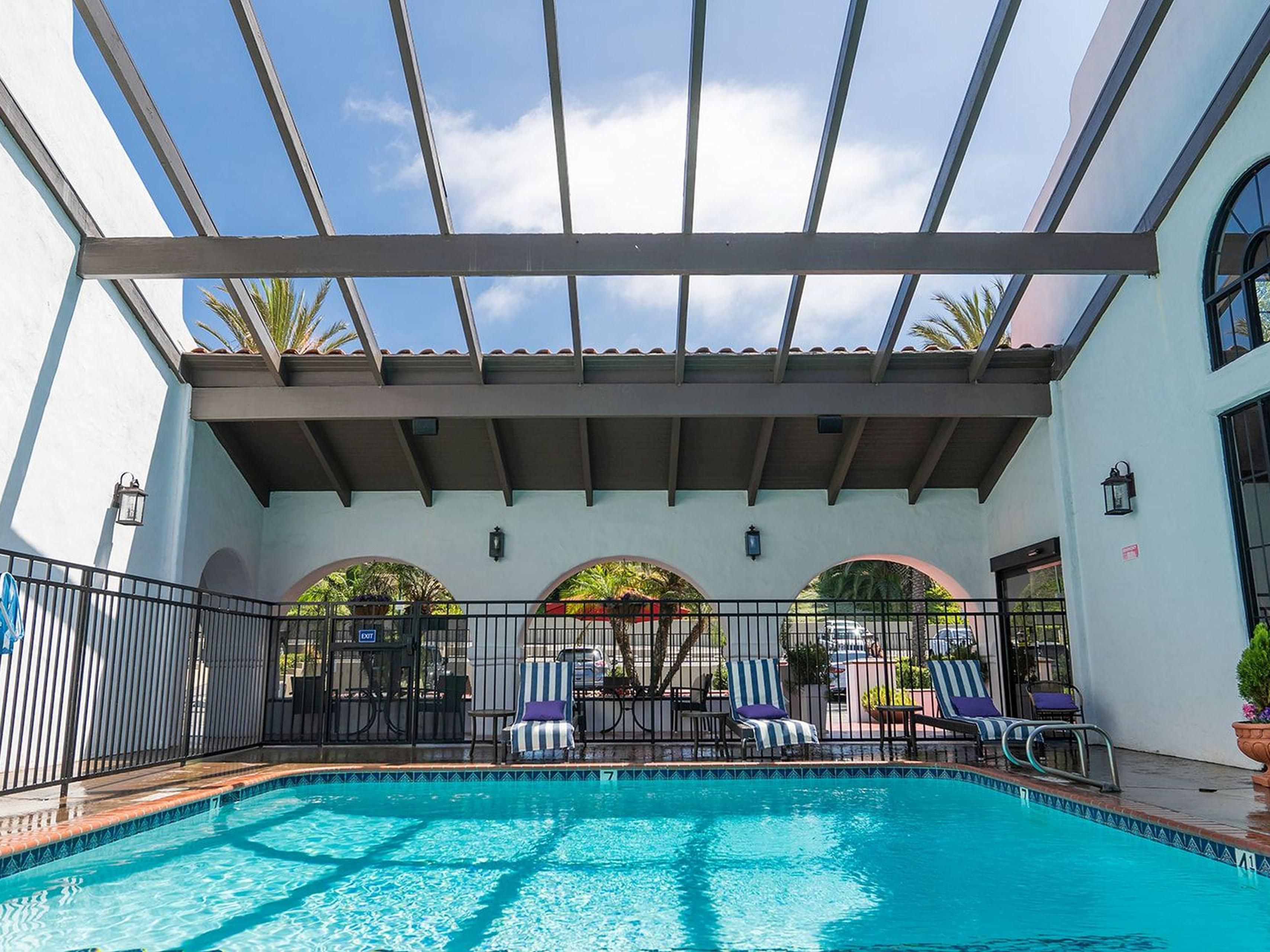 สระว่ายน้ำ