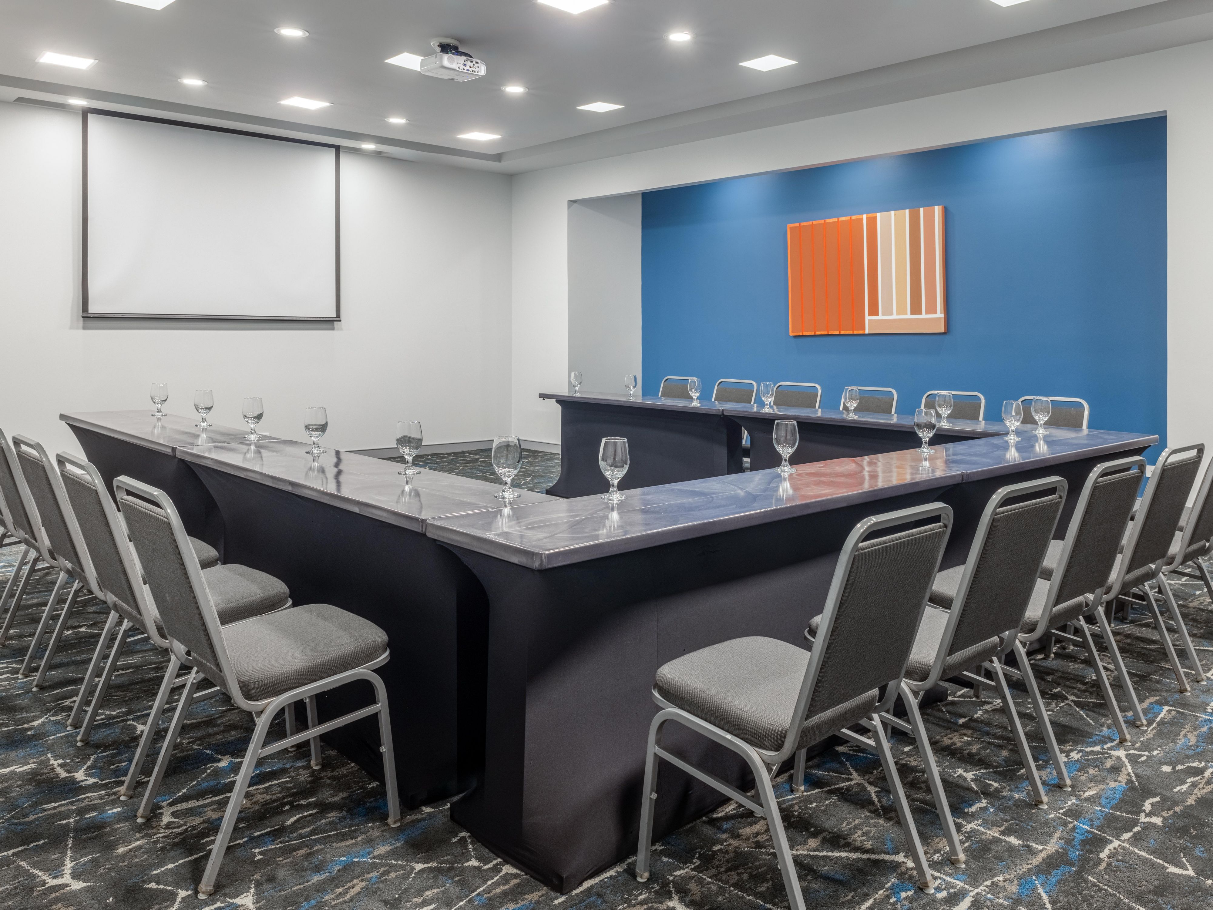 Plan your event at Holiday Inn! Book your meeting space for 2026 and enjoy our exclusive 2025 rates. For your event with more than 20 people, we offer a complimentary projector. Plus, when you pay for your catering package, the rental of the meeting room is on us.