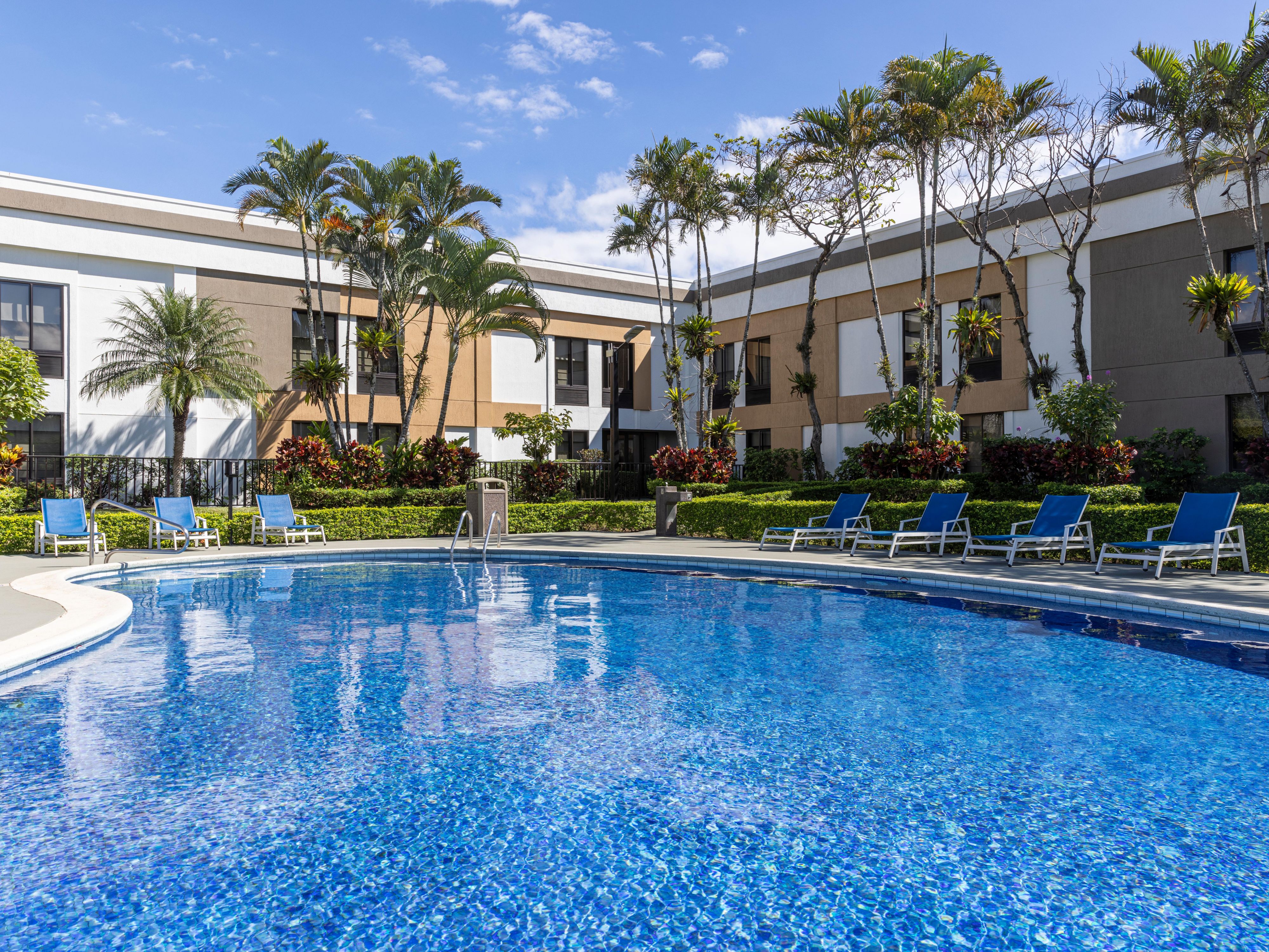 Relájese en la piscina, conéctese al Wi-Fi de alta velocidad, manténgase activo en el gimnasio y disfrute de un desayuno incluido. Además, nuestro transporte al aeropuerto lo lleva sin preocupaciones. En Holiday Inn San José Costa Rica Aeropuerto, todo está pensado para que su estancia sea acogedora e inolvidable.