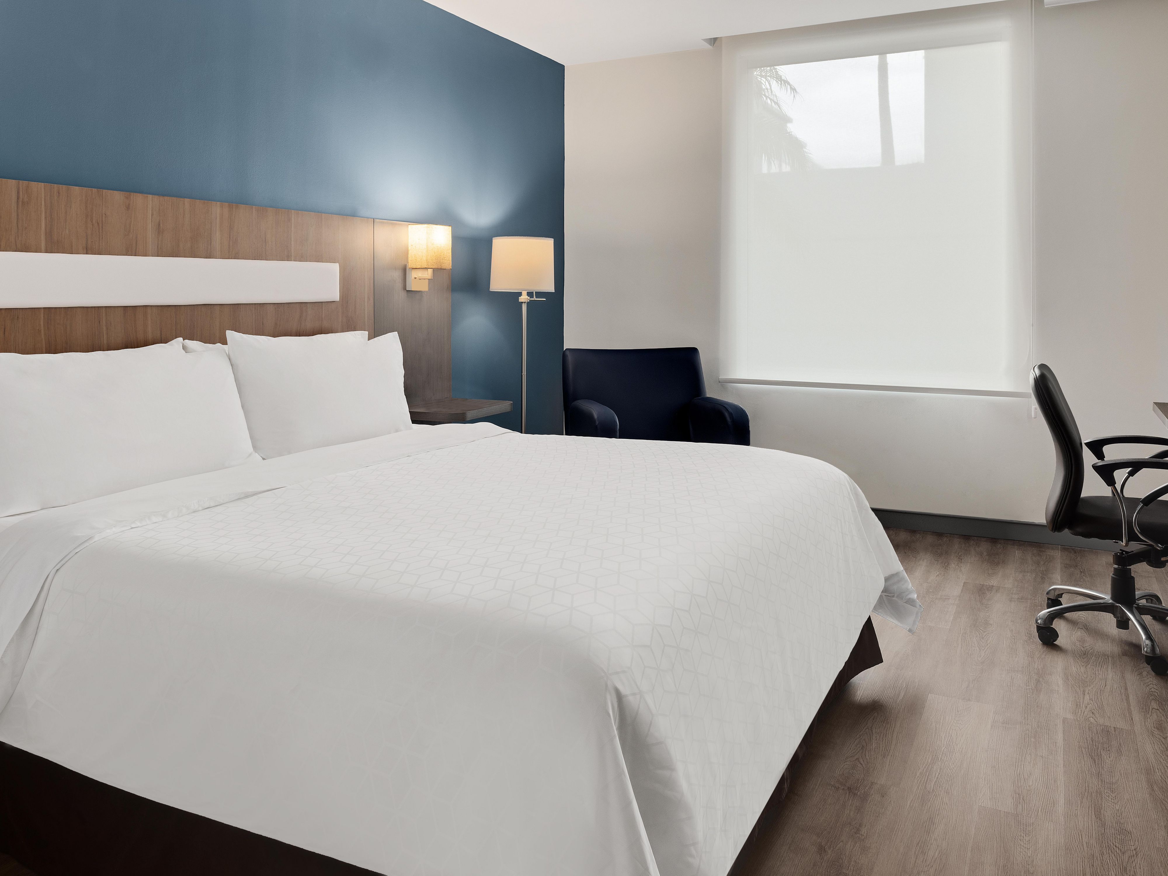 Holiday Inn Express San Jose Forum Guest Room & Suite Options