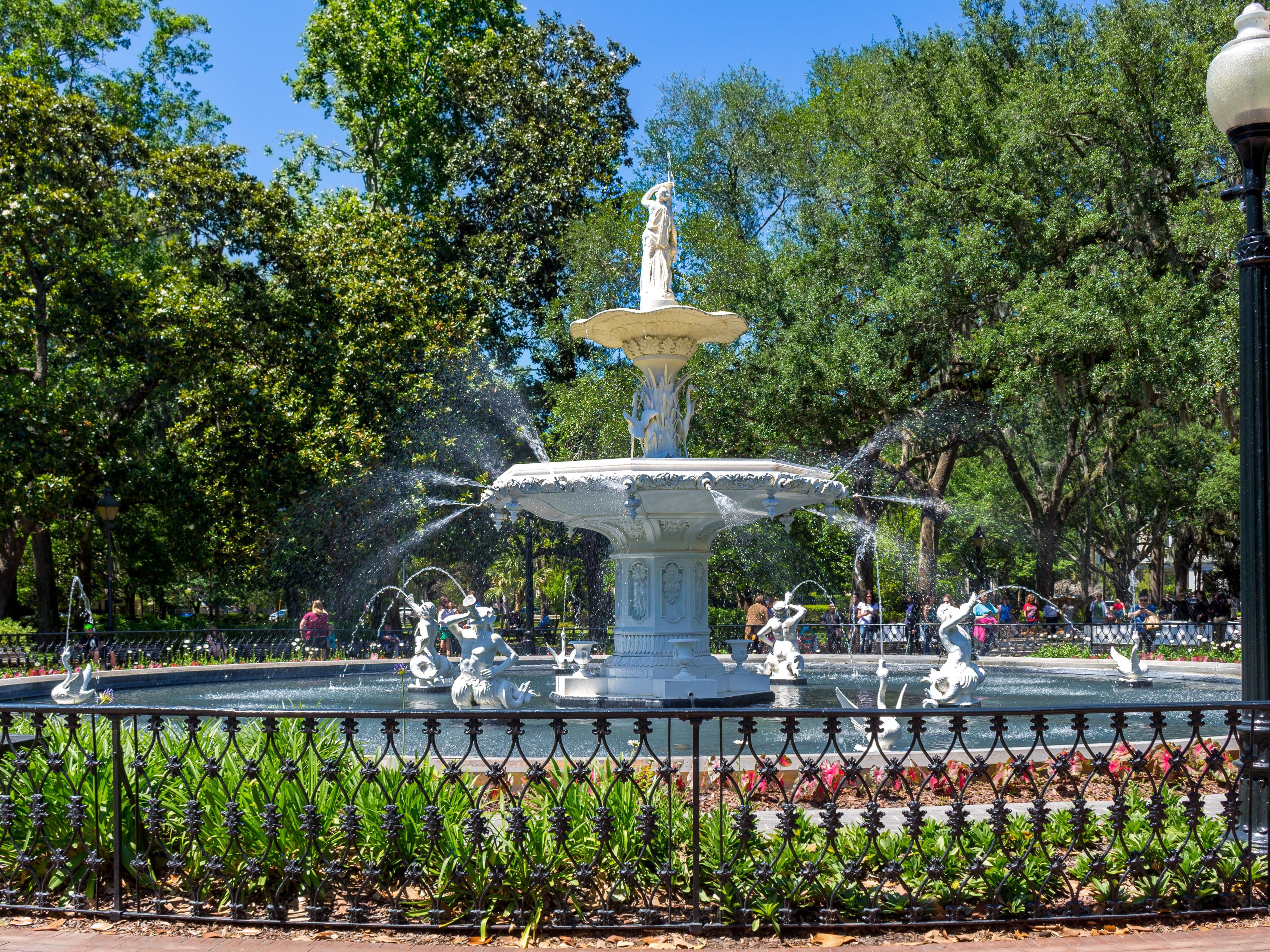 Located in the heart of the historic district, our hotel is within walking distance to River Street, Savannah's historic squares, restaurants, boutiques, and theatres. The iconic Pink House restaurant in located on Reynold's Square just step away.
