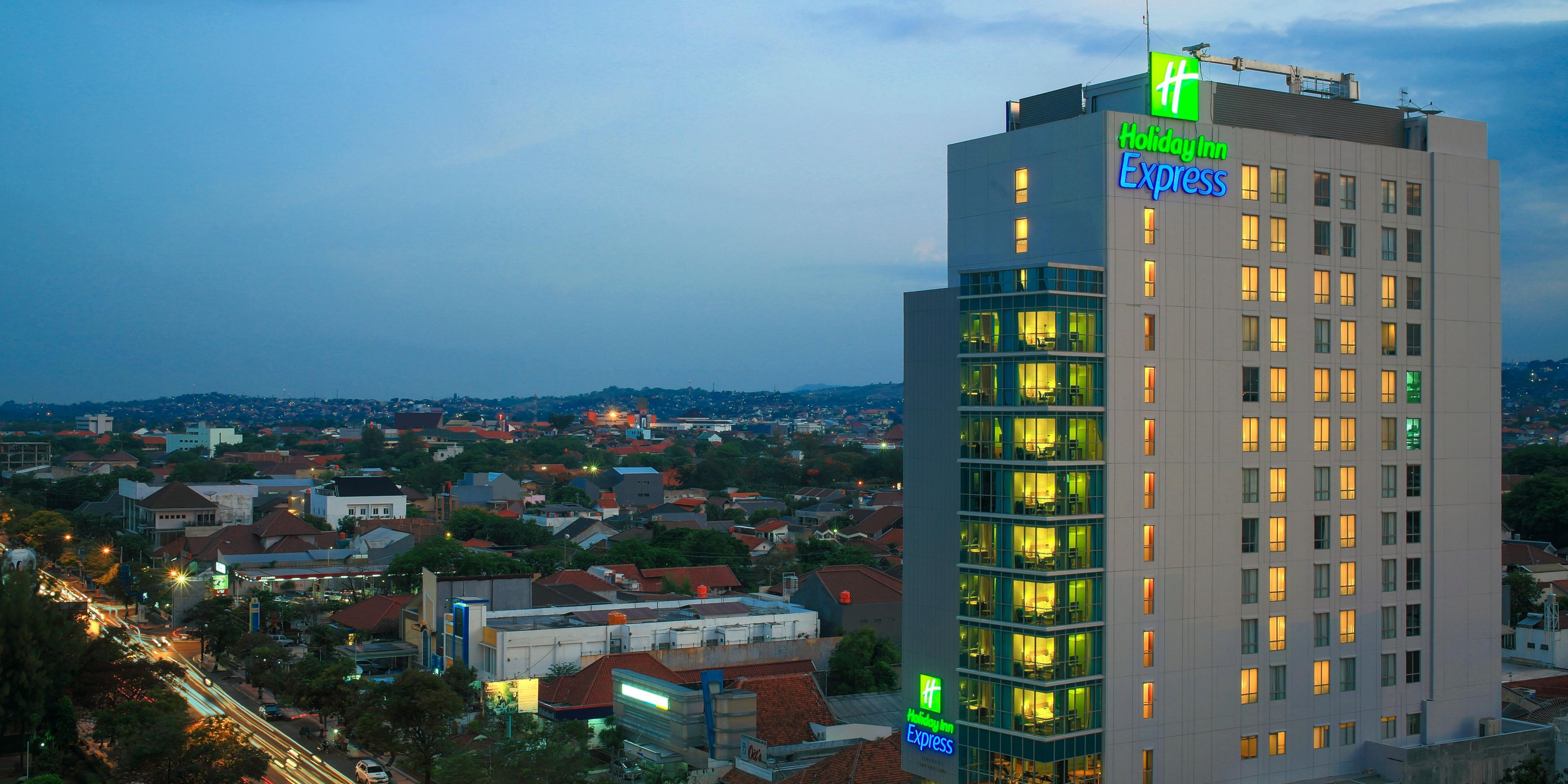Holiday Inn Express Semarang Simpang Lima located to the city's main business district on Ahmad Yani and near by government offices and shopping center.