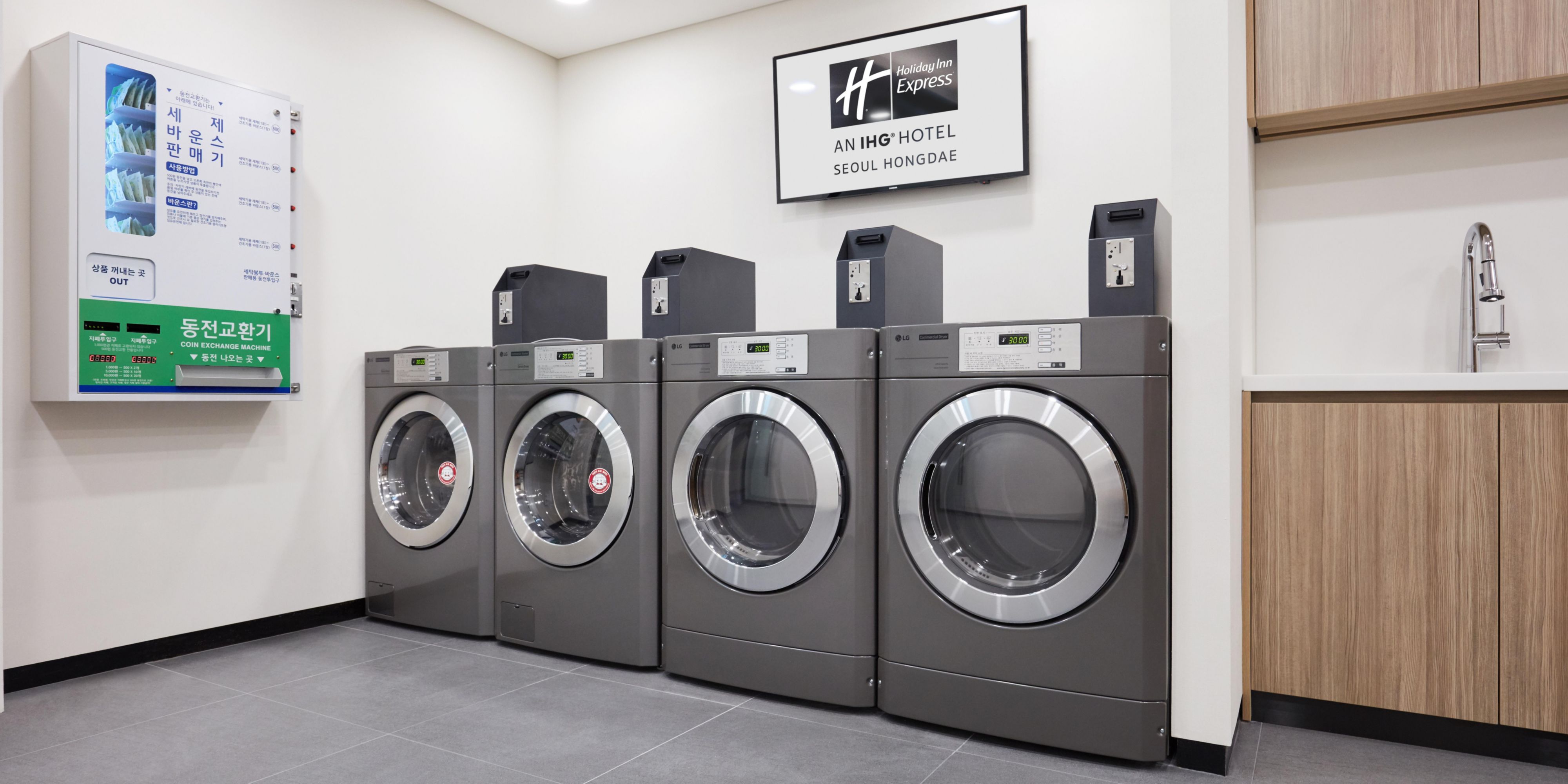The hotel offers a self-service laundry room consisting of a washing machine, drying machine, and ironing stations on the 16th floor.
Stay fresh in our coin-operated self-service coin laundry Room. Operation Hours 6:00 AM to 22:00 PM.