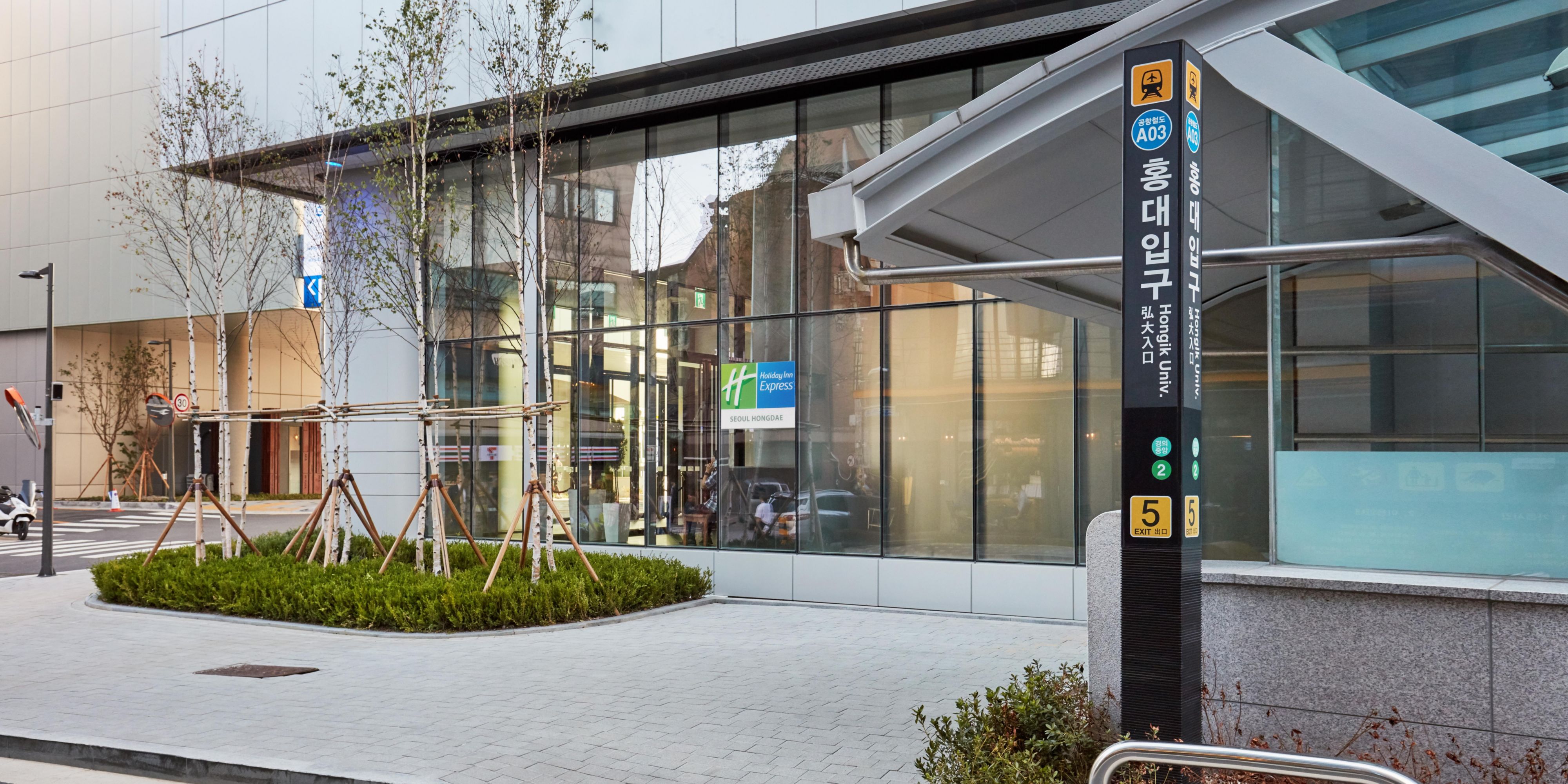 Our hotel is located a minute away from Exit 5 of Hongik University Station, so you can go to Incheon Airport through the airport railroad at once. Besides, you can conveniently go to major tourist sites of Seoul, Myeong-dong and Dongdaemun, through Line 2.