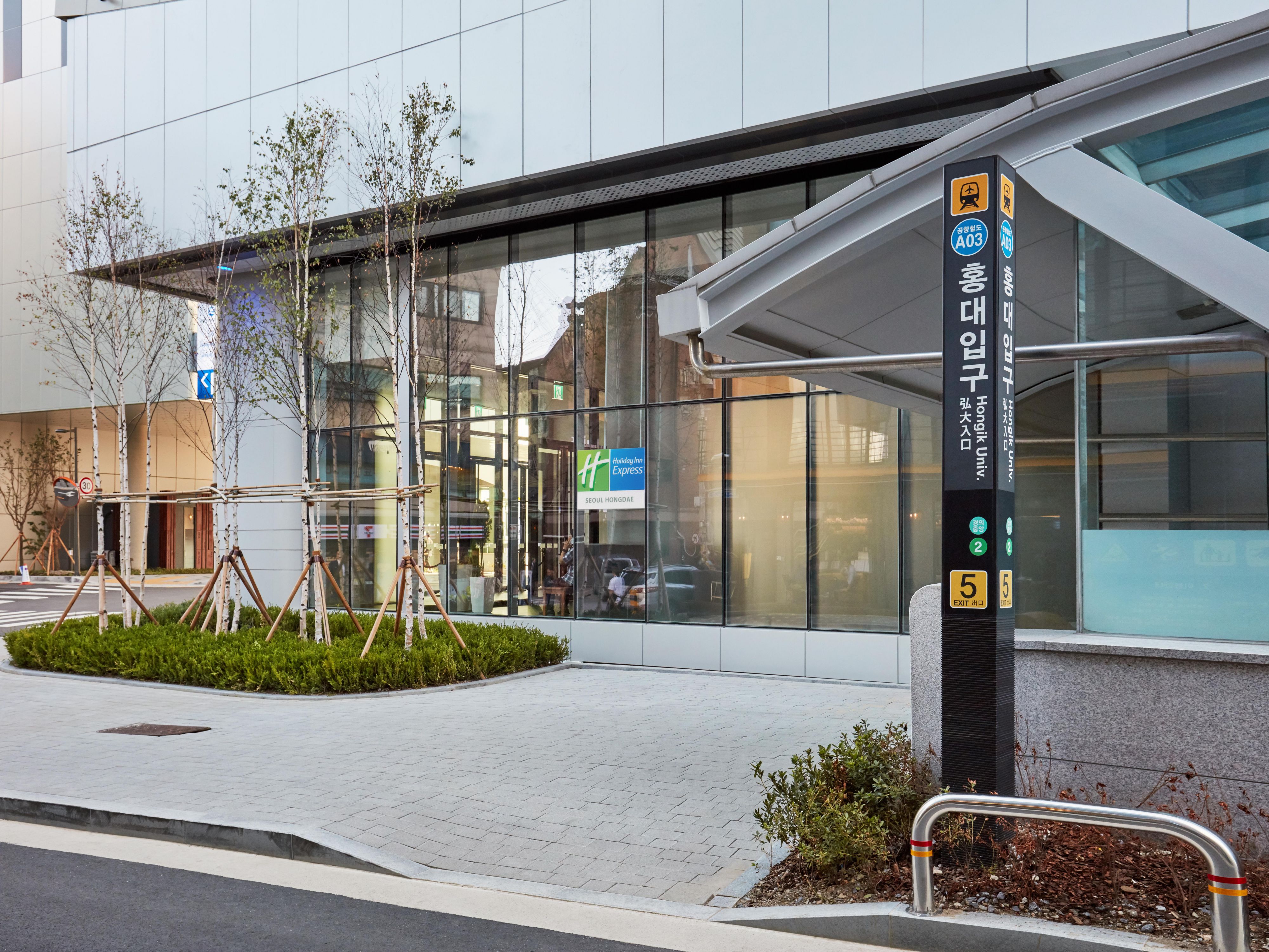 Hop on to the airport railroad for a swift trip to Incheon Airport or explore Seoul’s top spots with ease. This hotel in Hongdae Seoul, South Korea, is just a minute from Hongik University Station’s Exit 5. You can also visit iconic tourist hotspots like Myeongdong and Dongdaemun via Line 2.