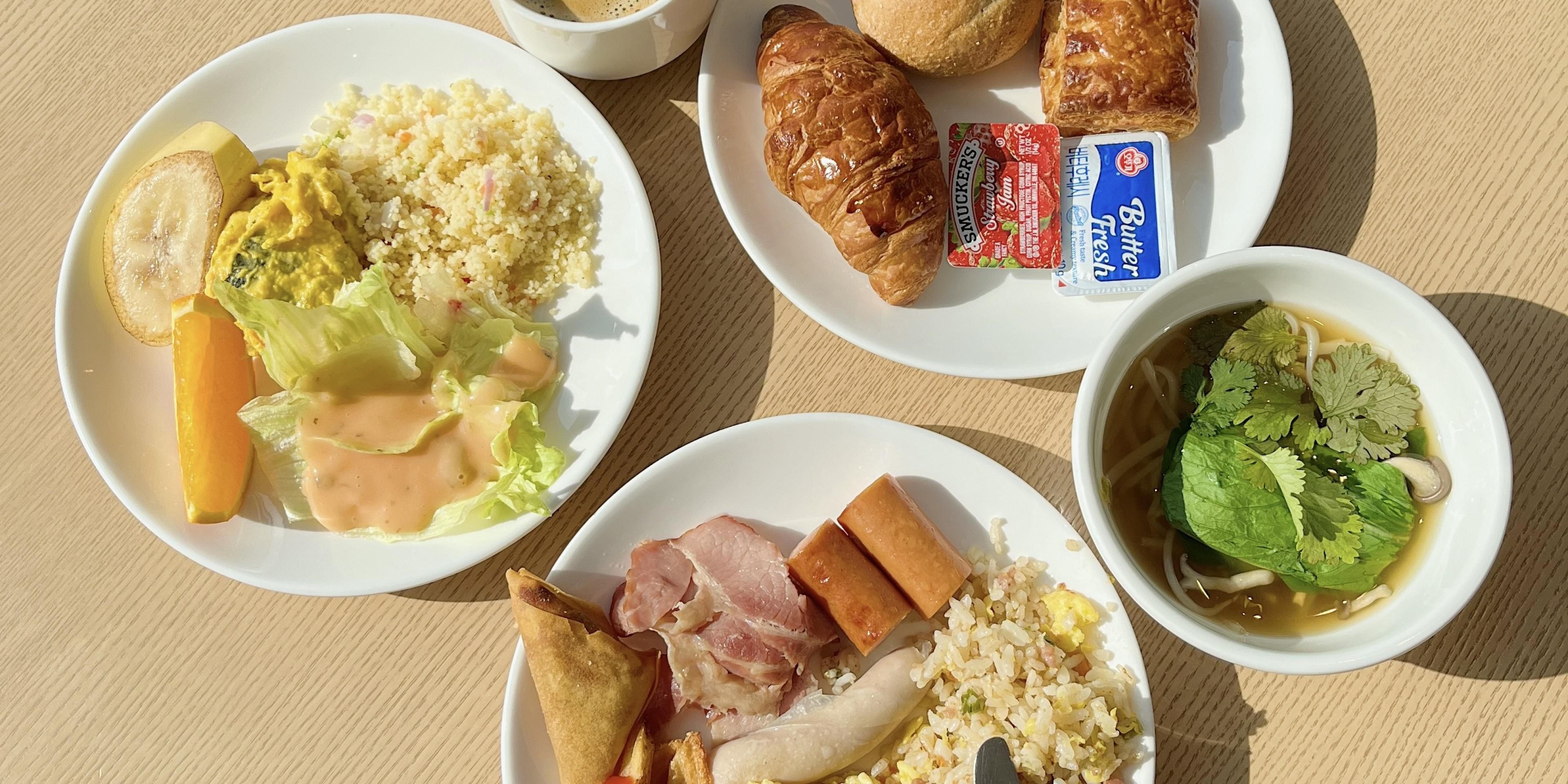 Start your day with Enjoy free Express Start Breakfast at the Great Room from 6:30 AM to 09:30 AM on weekdays and 6:30 AM to 10AM on weekends. Various international breakfasts are served and The best part about this is it's free for all our guests!