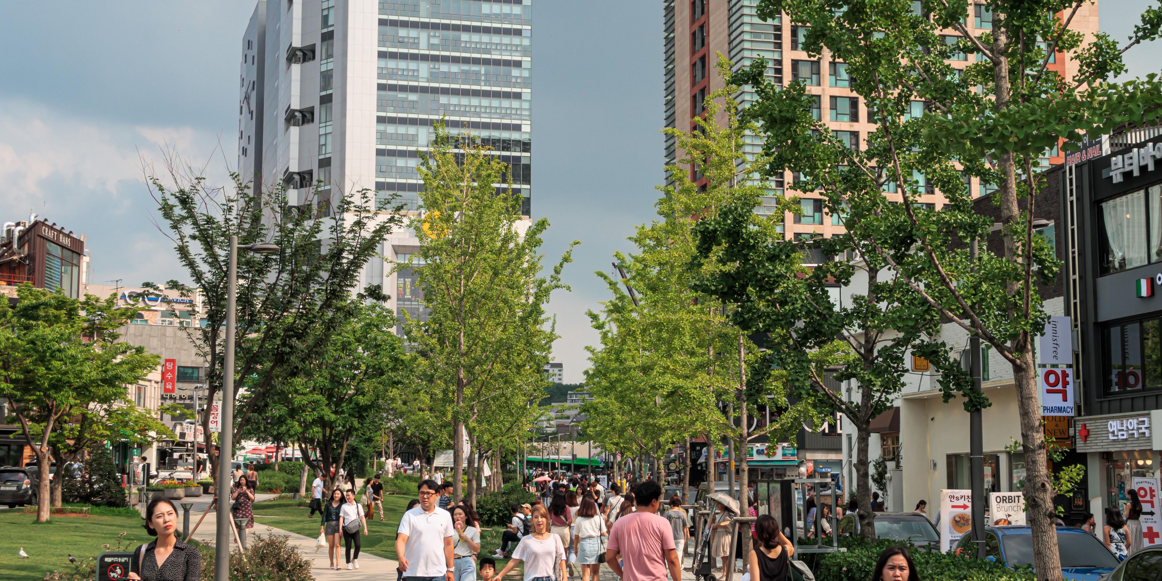 Our hotel is located in AK Plaza, so It is very convenient for shopping, and there are various fashion and beauty brand stores, popular restaurants, and cafes near the hotel. Besides, there are many things to see and enjoy, such as street busking, flea markets, flagship stores (Kakao Friends/Line Friends), Yeontral Park, and street food.