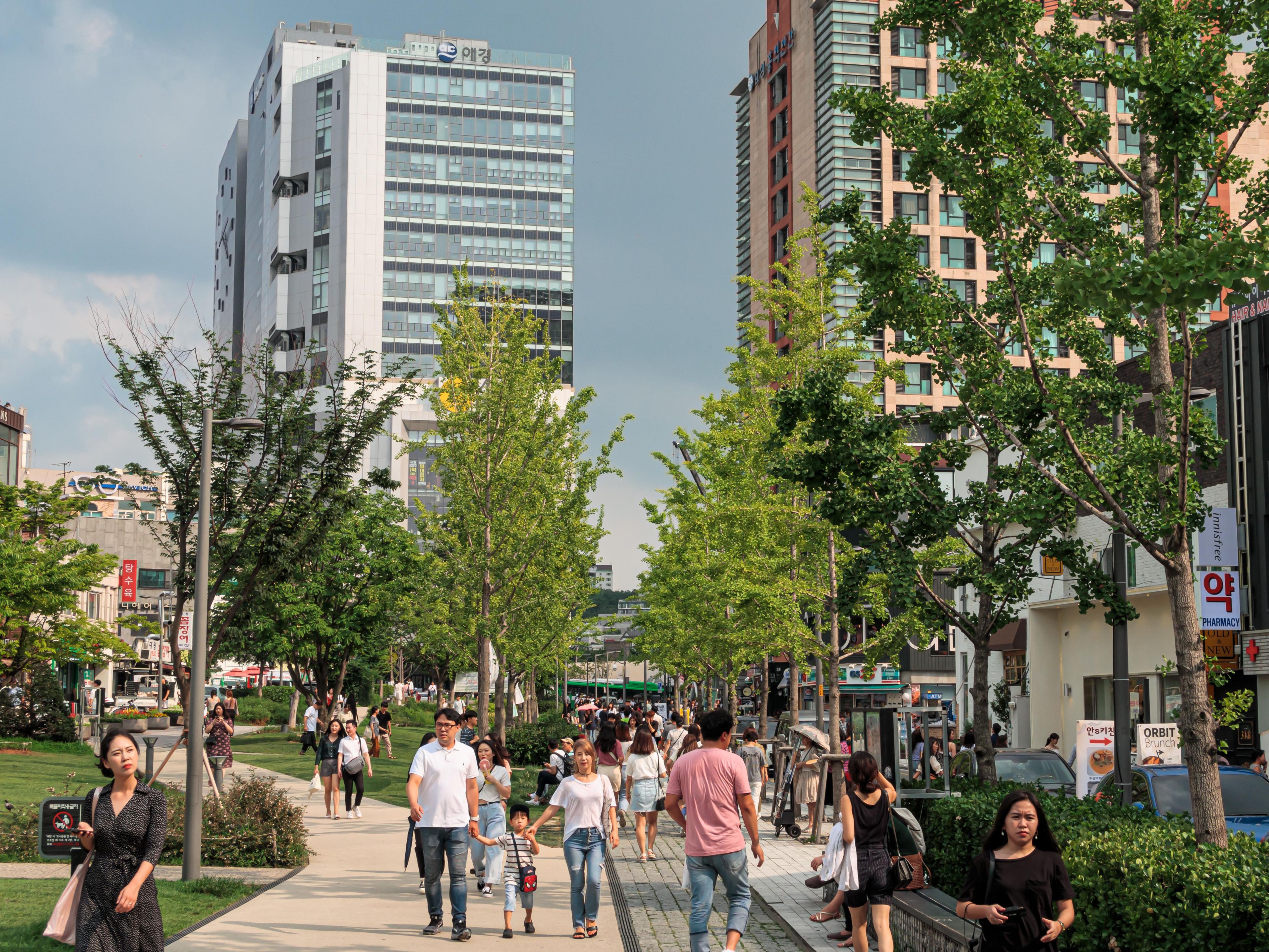 Stay at the heart of it all at one of the best Hongdae hotels in AK Plaza, where shopping is just steps away. Stroll through various fashion and beauty stores and flea markets, or visit popular restaurants and cafes. Don’t miss the flagship stores of Kakao Friends and Line Friends, or roam around Yeontral Park.